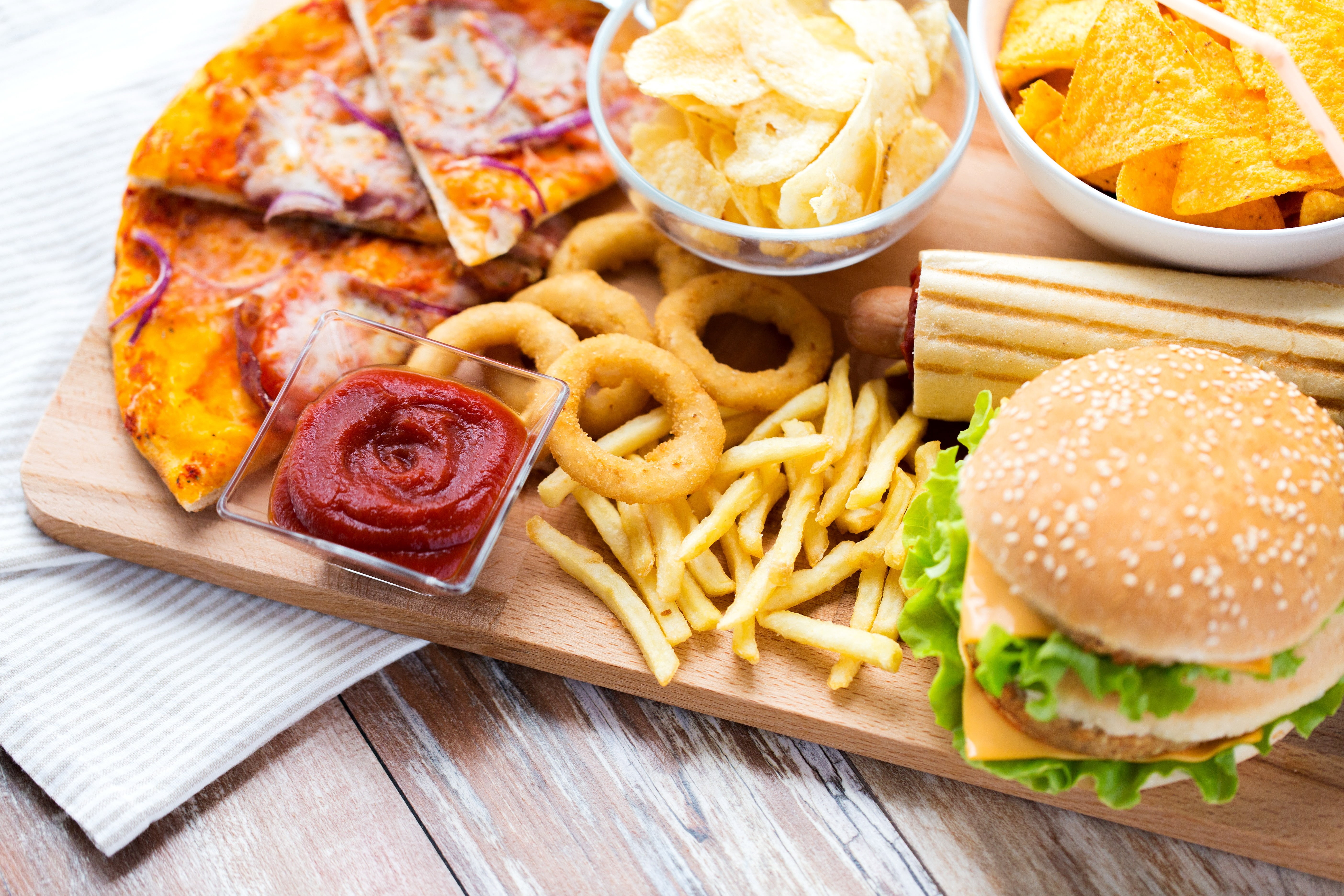 chips, Burger, fries, pizza, fast food, 5K, bow, sauce, HD Wallpaper