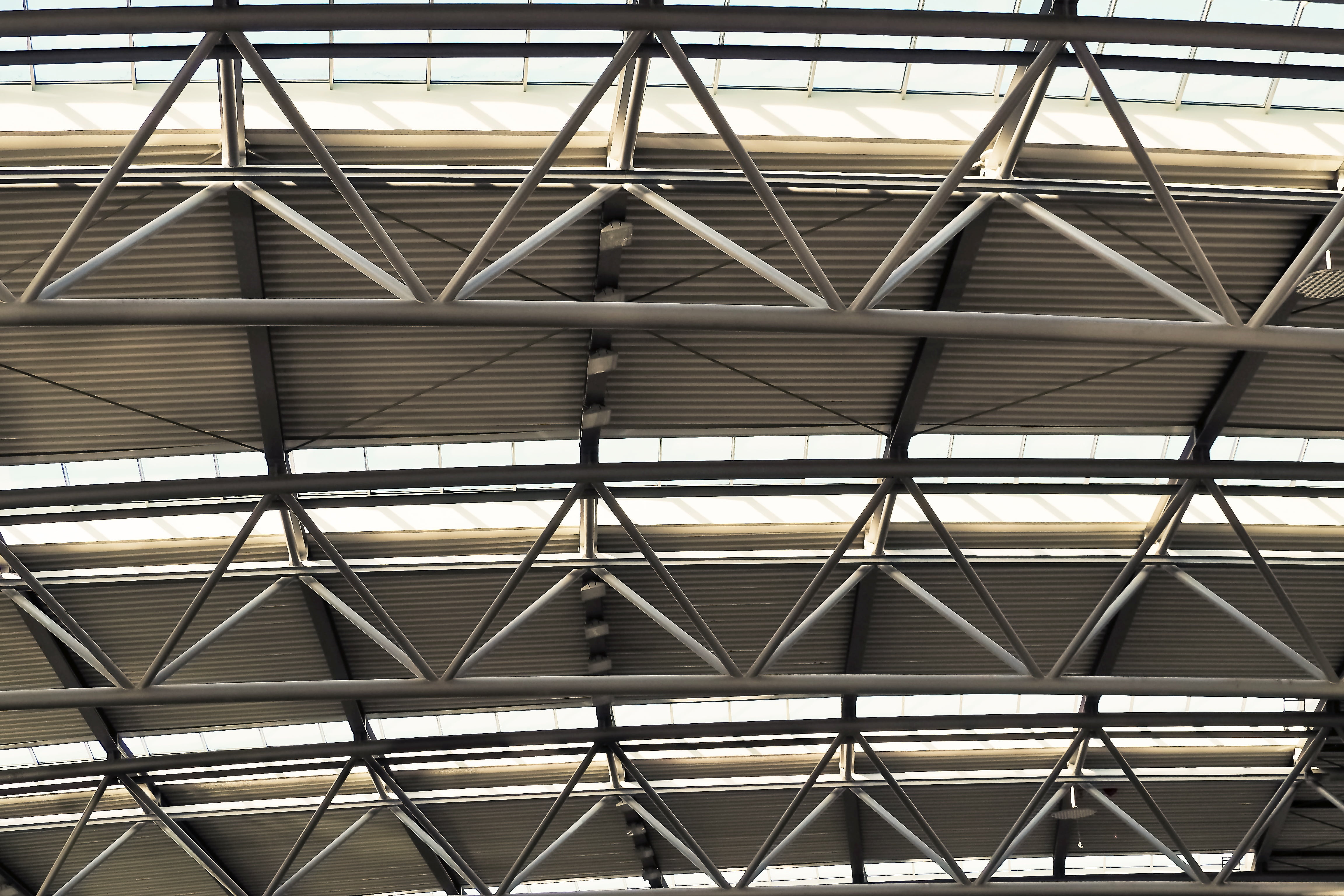 roof beam, construction art, built structure, indoors, design, blanket, 4K, low angle view, angle, day, steel, ceiling, hall, symmetry, pattern, düsseldorf, HD Wallpaper
