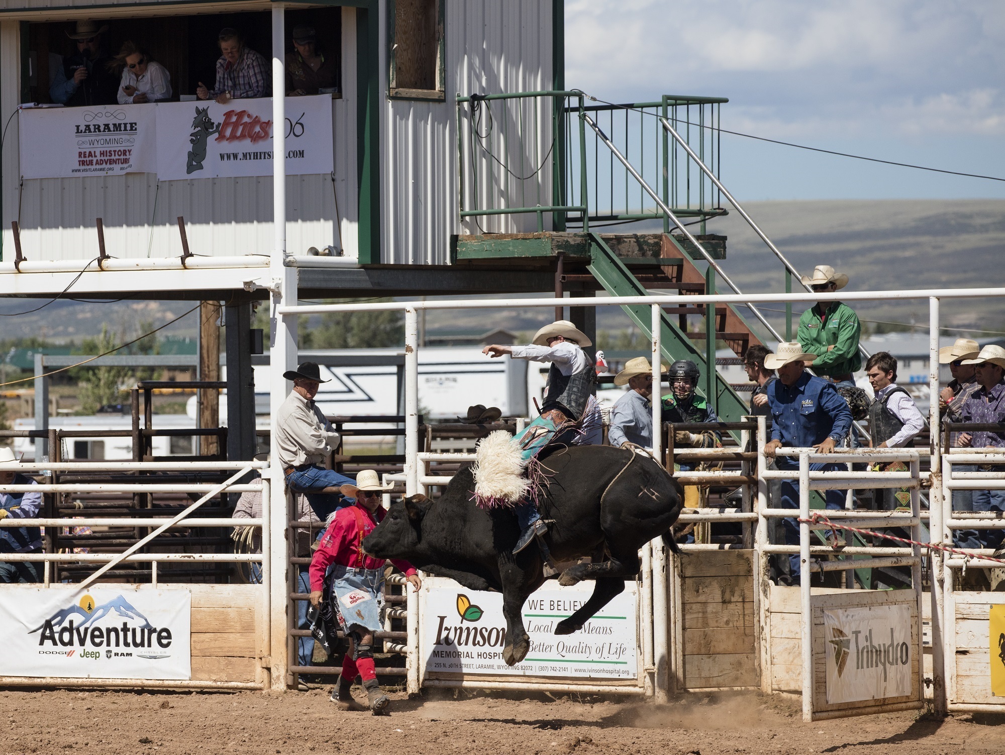 adult, spurs, sport, building exterior, ride, bucking, danger, lifestyles, cowboys, real people, competition, transportation, nature, occupation, built structure, HD Wallpaper