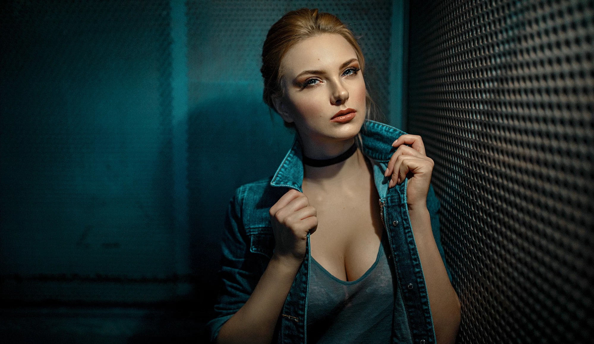 casual clothing, beautiful people, one person, women, emotion, necklace, holding, dark, indoors, hair, adult, portrait, looking at viewer, 1080P, blonde, HD Wallpaper
