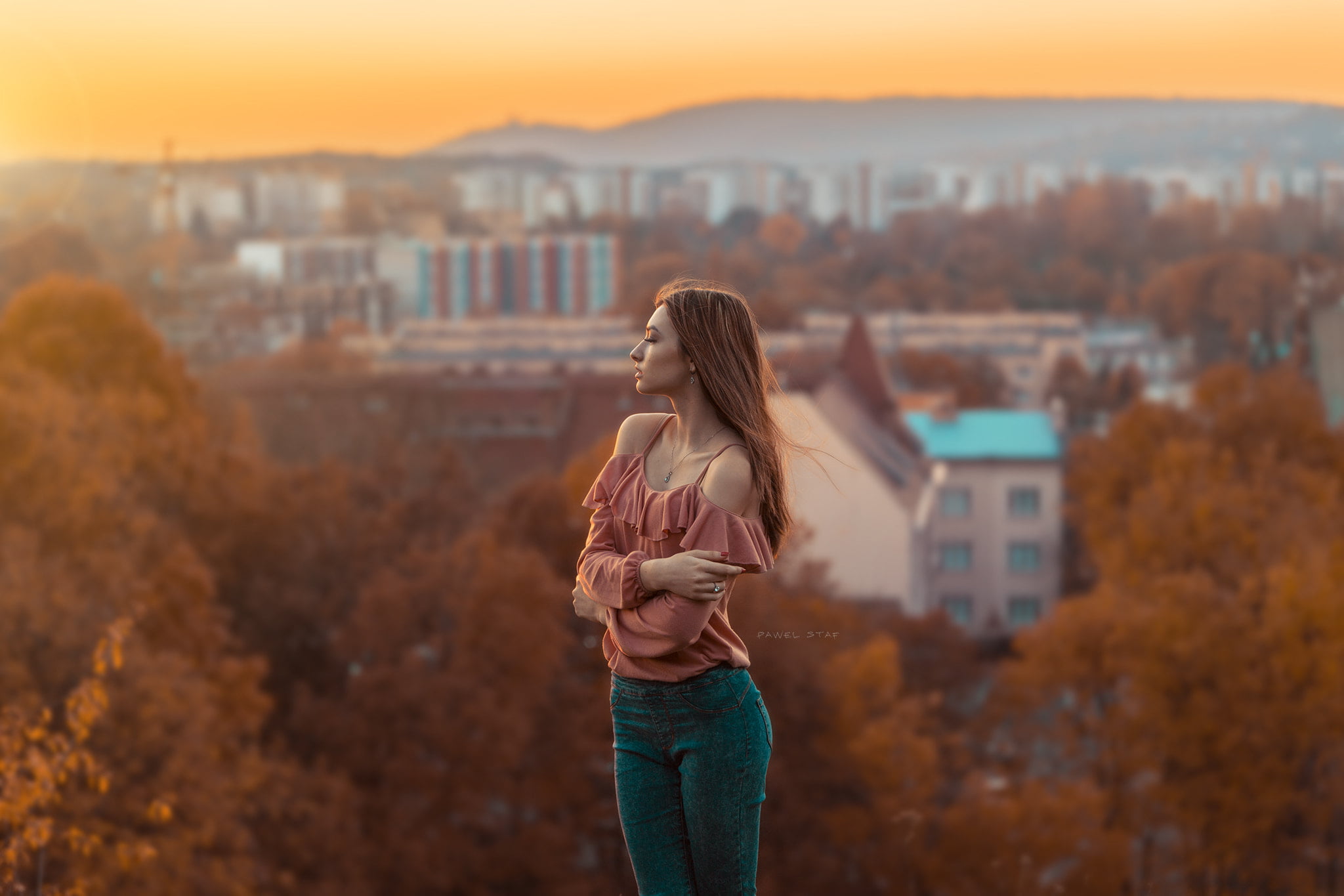 depth of field, women outdoors, focus on foreground, side view, beautiful woman, three quarter length, hairstyle, sunset, 1080P, architecture, nature, HD Wallpaper