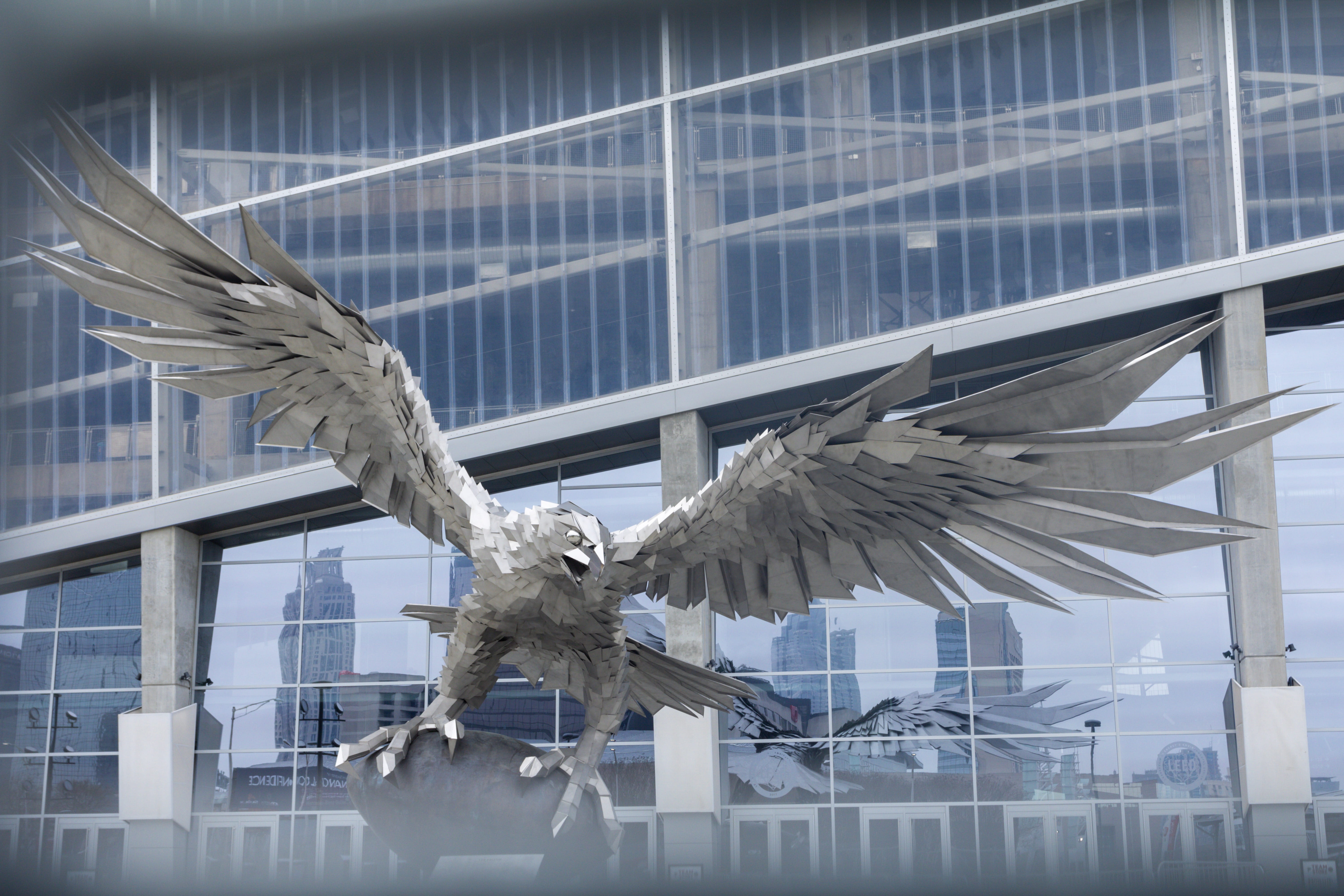 animal wildlife, animals in the wild, downtown, 5K, outdoors, hawk, urban, metropolis, architecture, mid-air, window, animal themes, seagull, animal, vertebrate, HD Wallpaper