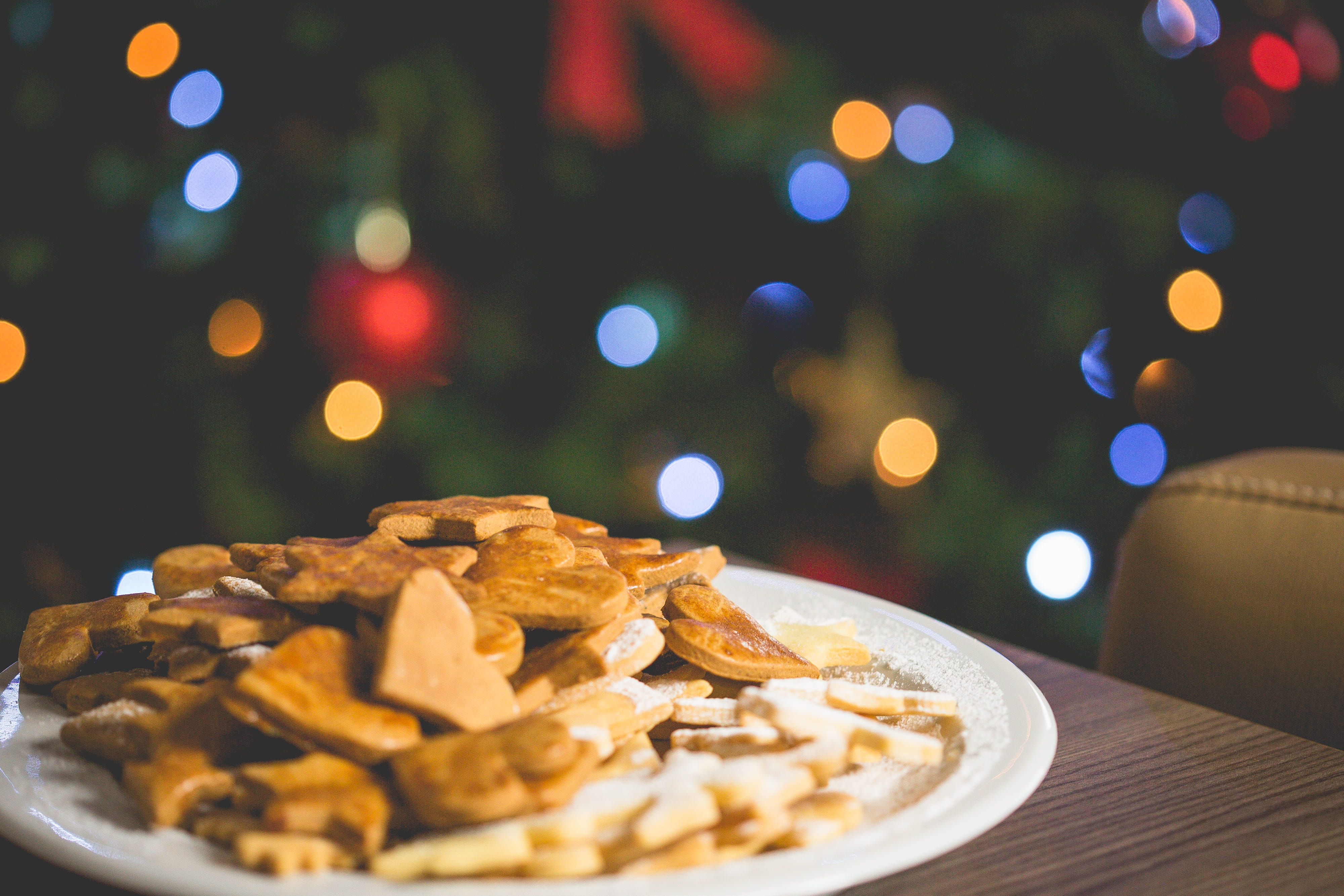 night, christmas evening, defocused, holiday, Sweets, christmas baking, sweet Food, lens flare, christmas bokeh, freshness, snack, close-up, plate, celebration, HD Wallpaper