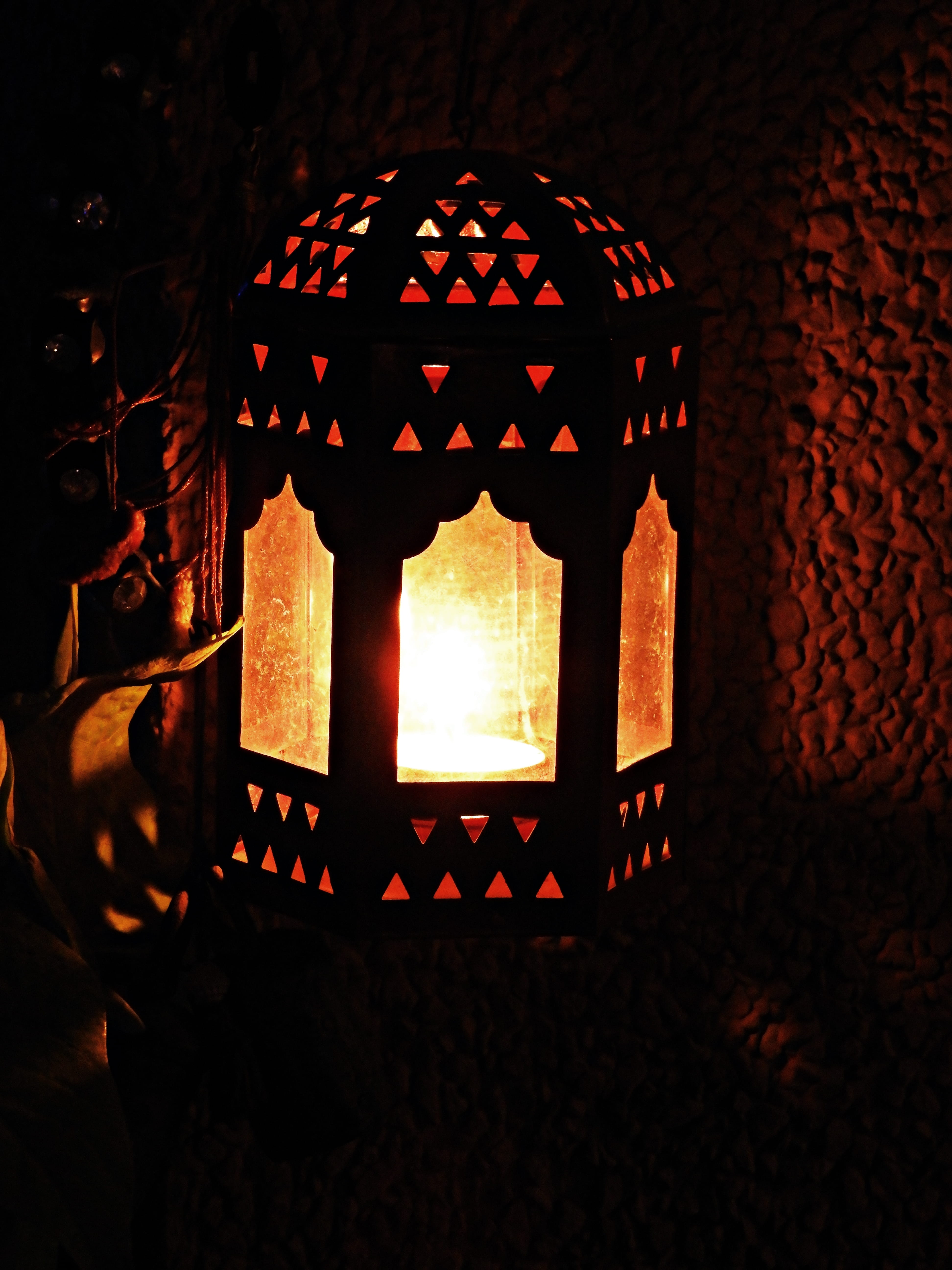 pattern, burning, new delhi, nature, fire, indoors, 5K, illuminated, Lantern, night, fire - natural phenomenon, glowing, Lamp, india, wall - building feature, Phone HD Wallpaper