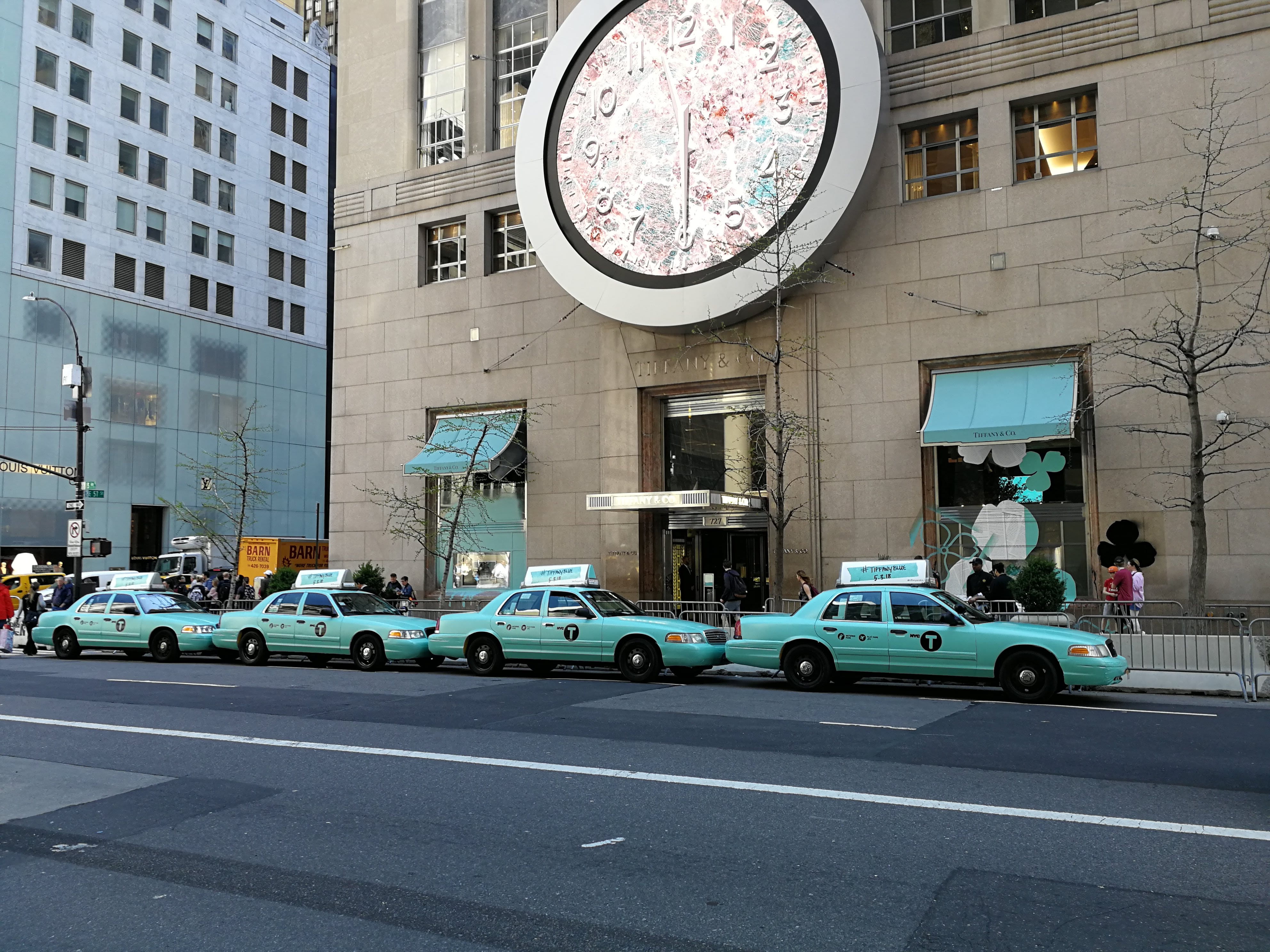 city, land vehicle, street, office building exterior, road, city life, city street, sign, building, clock, tiffany and co., motor vehicle, transportation, HD Wallpaper