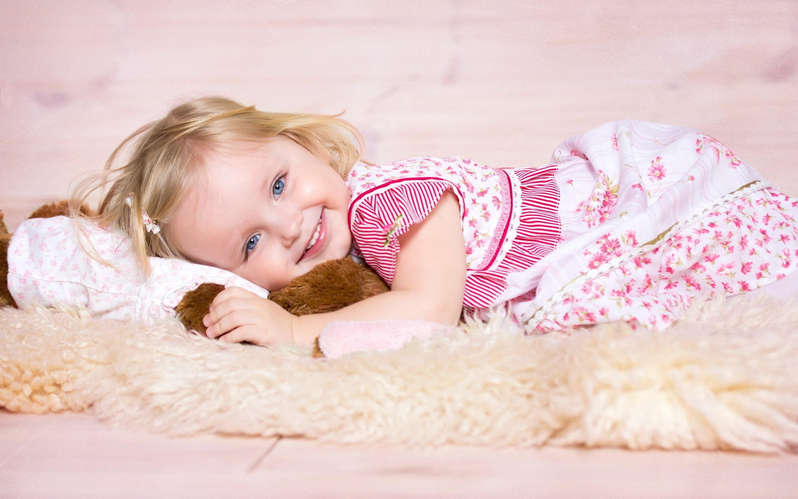 innocence, child, bedroom, cute, furniture, looking at camera, one person, lying down, baby, 2K, smiling, portrait, blonde, cozy, women, hair, indoors, HD Wallpaper