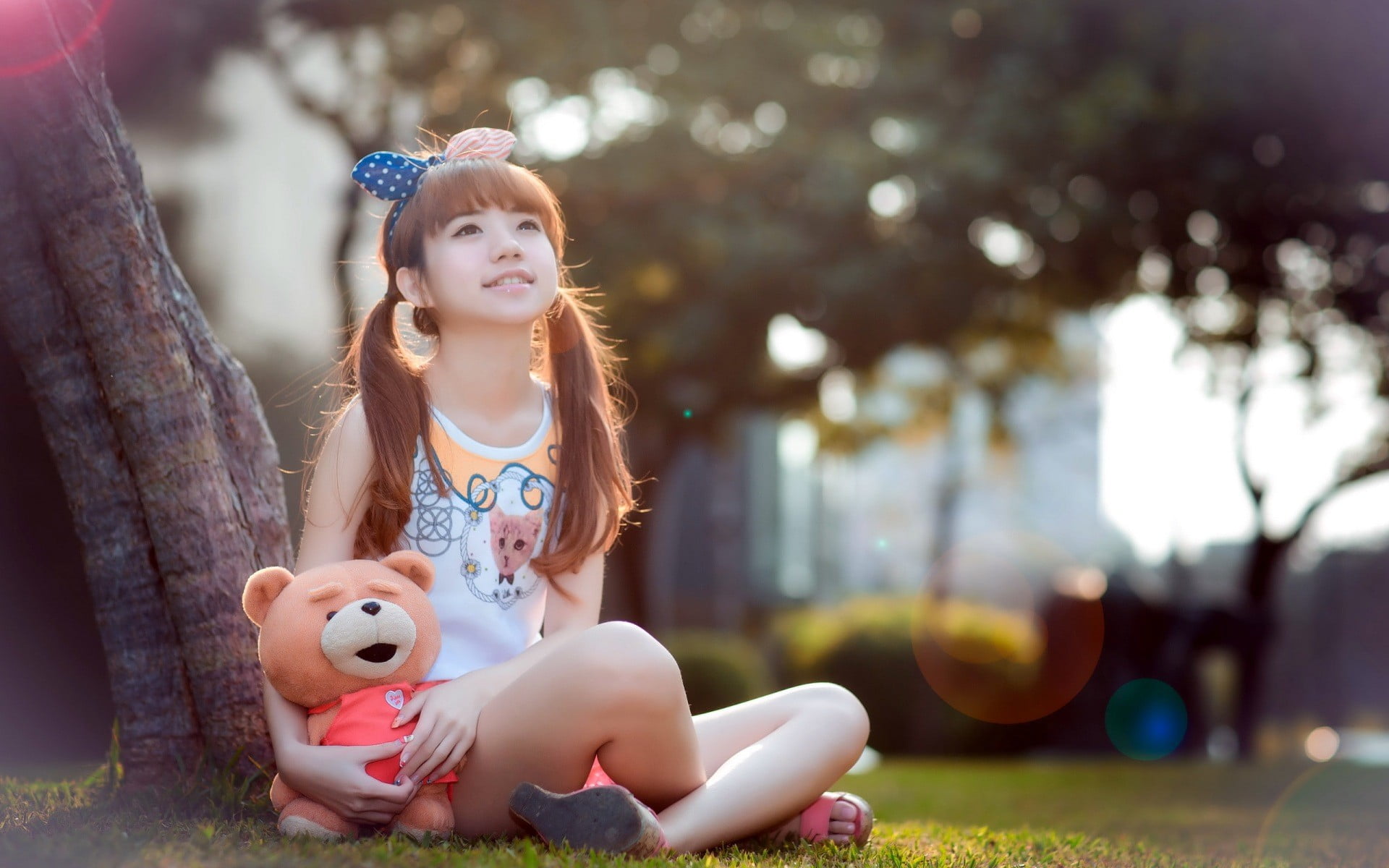 plant, girls, bear, toy, long hair, innocence, nature, plush, 1080P, real people, childhood, hairstyle, focus on foreground, teddy bears, lens flare, child, HD Wallpaper