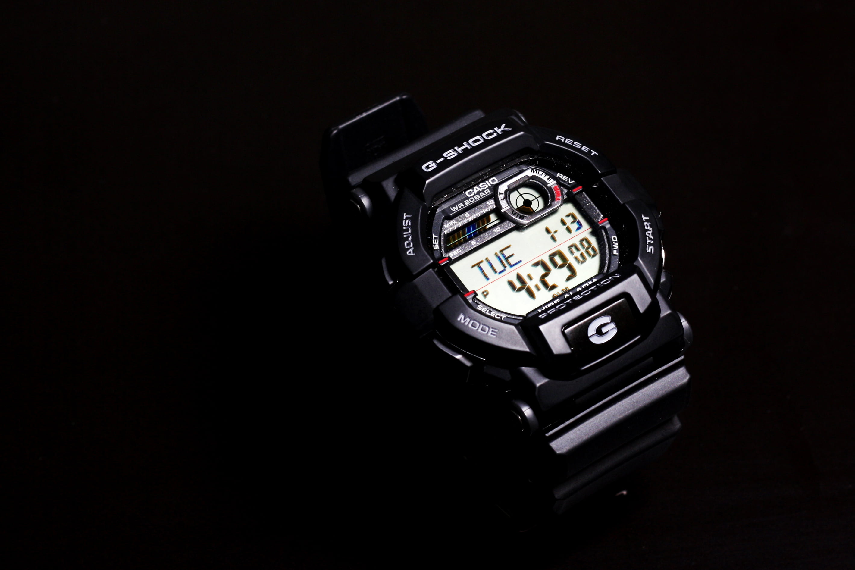 still life, round, photography themes, wristwatch, indoors, time, camera - photographic equipment, gadgets, showing, single object, watch, displaying, studio shot, HD Wallpaper