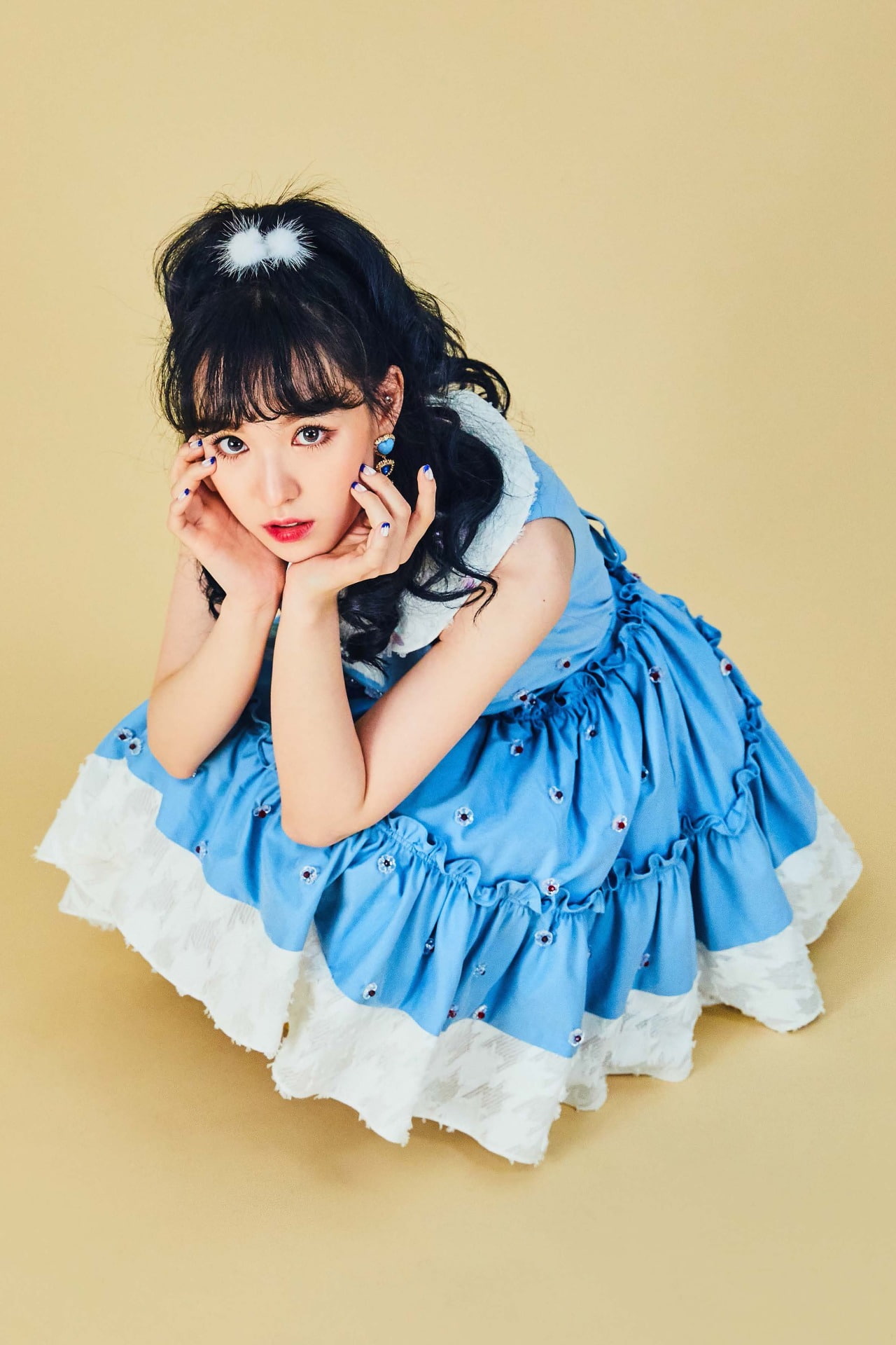 RedVelvet, hairstyle, clothing, hand, child, women, beauty, portrait, contemplation, looking at camera, studio shot, colored background, beautiful woman, Phone HD Wallpaper