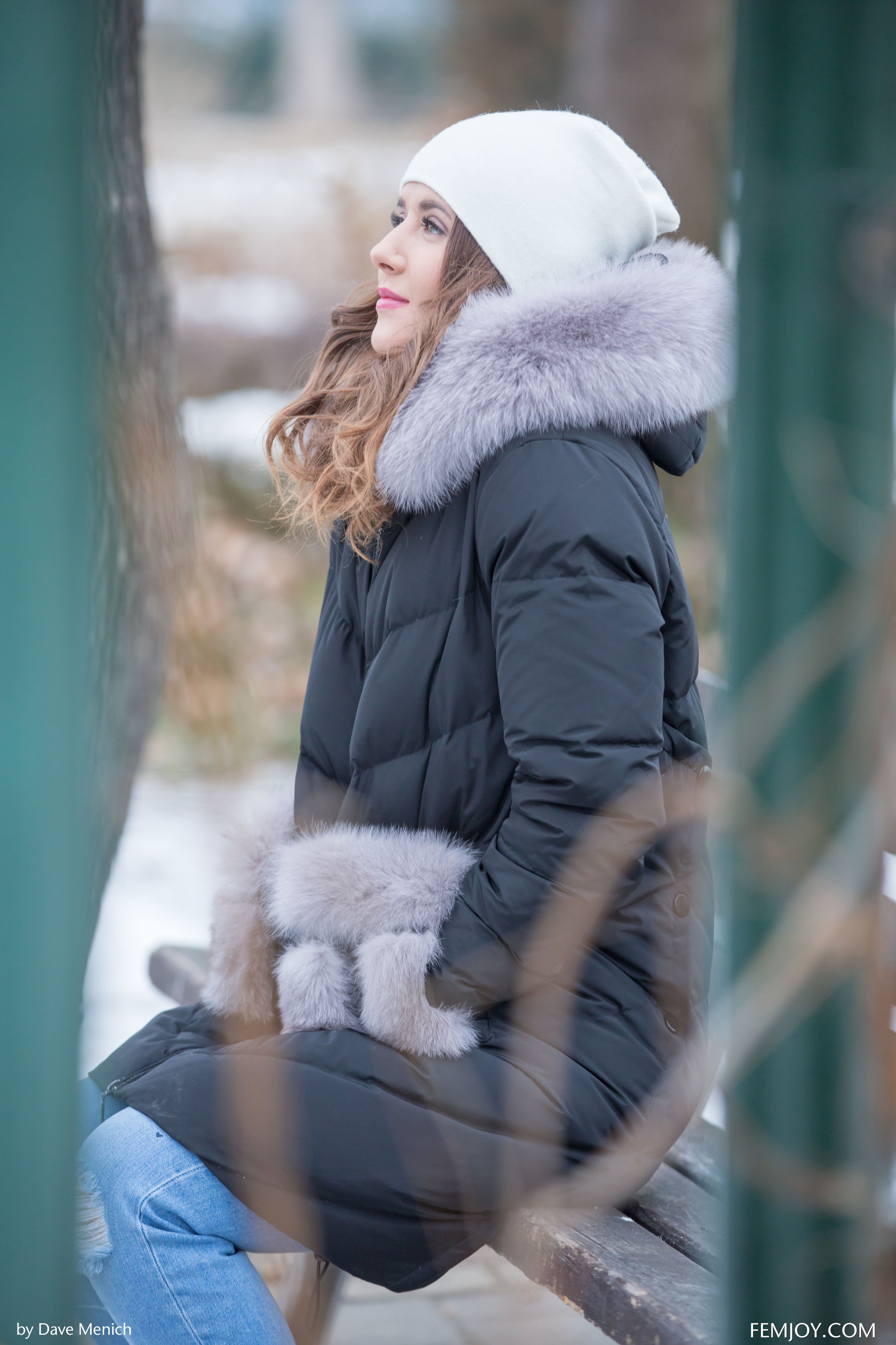 happiness, looking up, outdoors, three quarter length, brunette, hairstyle, Sybil A, positive emotion, 4K, Public, coat, beauty, selective focus, women outdoors, Phone HD Wallpaper