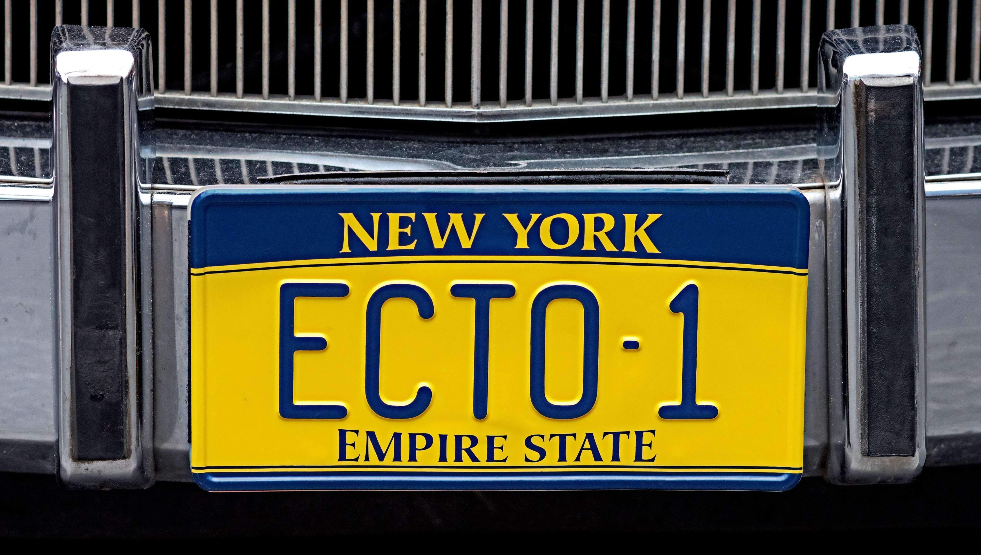 hearse, end loader, blockbuster, ecto, metal, close-up, cadillac, disabled access, hollywood, film, day, warning sign, script, ambulance, plate, ecto 1, HD Wallpaper