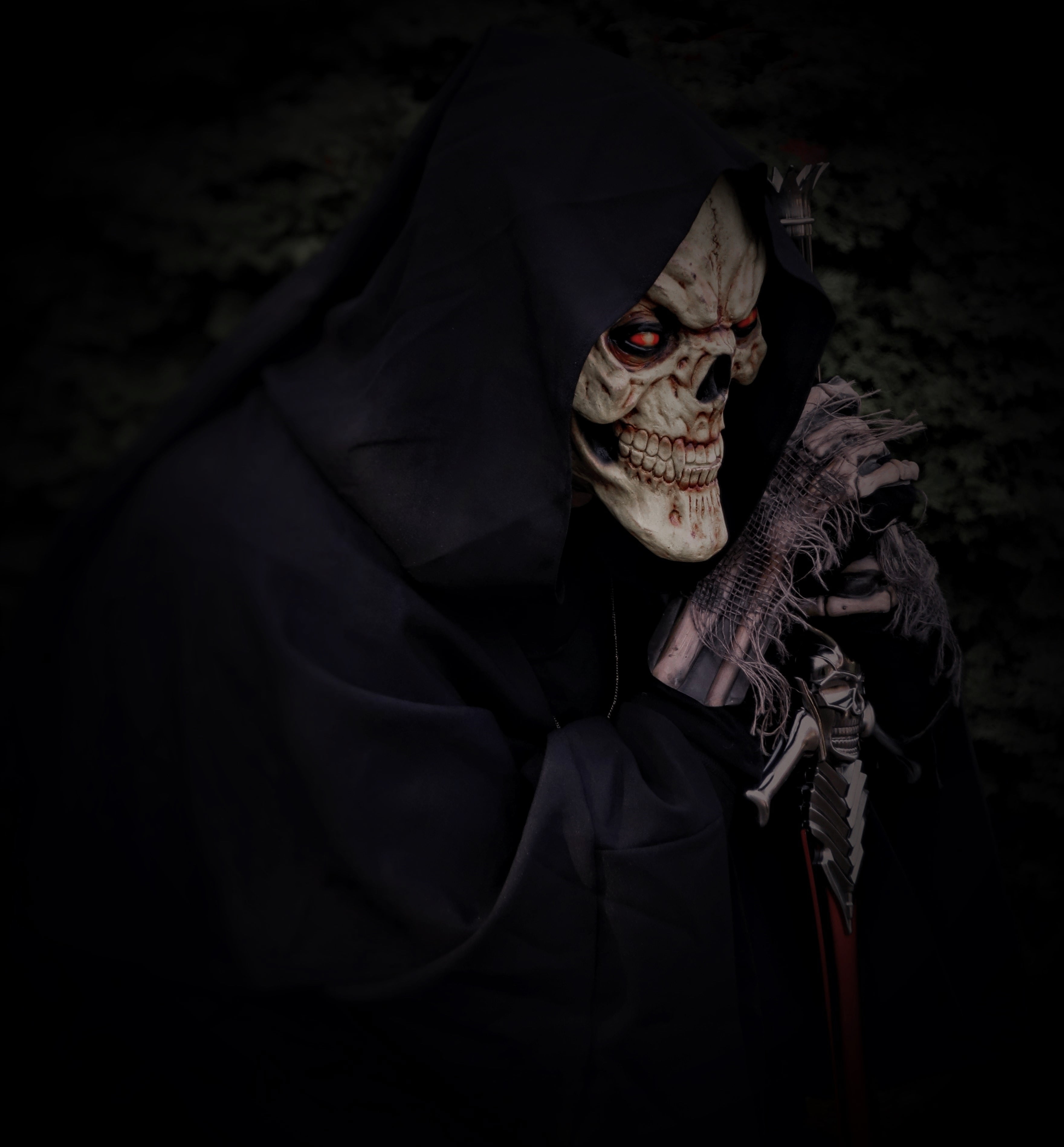 obscured face, carnival - celebration event, monster - fictional character, halloween, mantle, spooky, black background, dark, mystery, adult, celebration, Phone HD Wallpaper