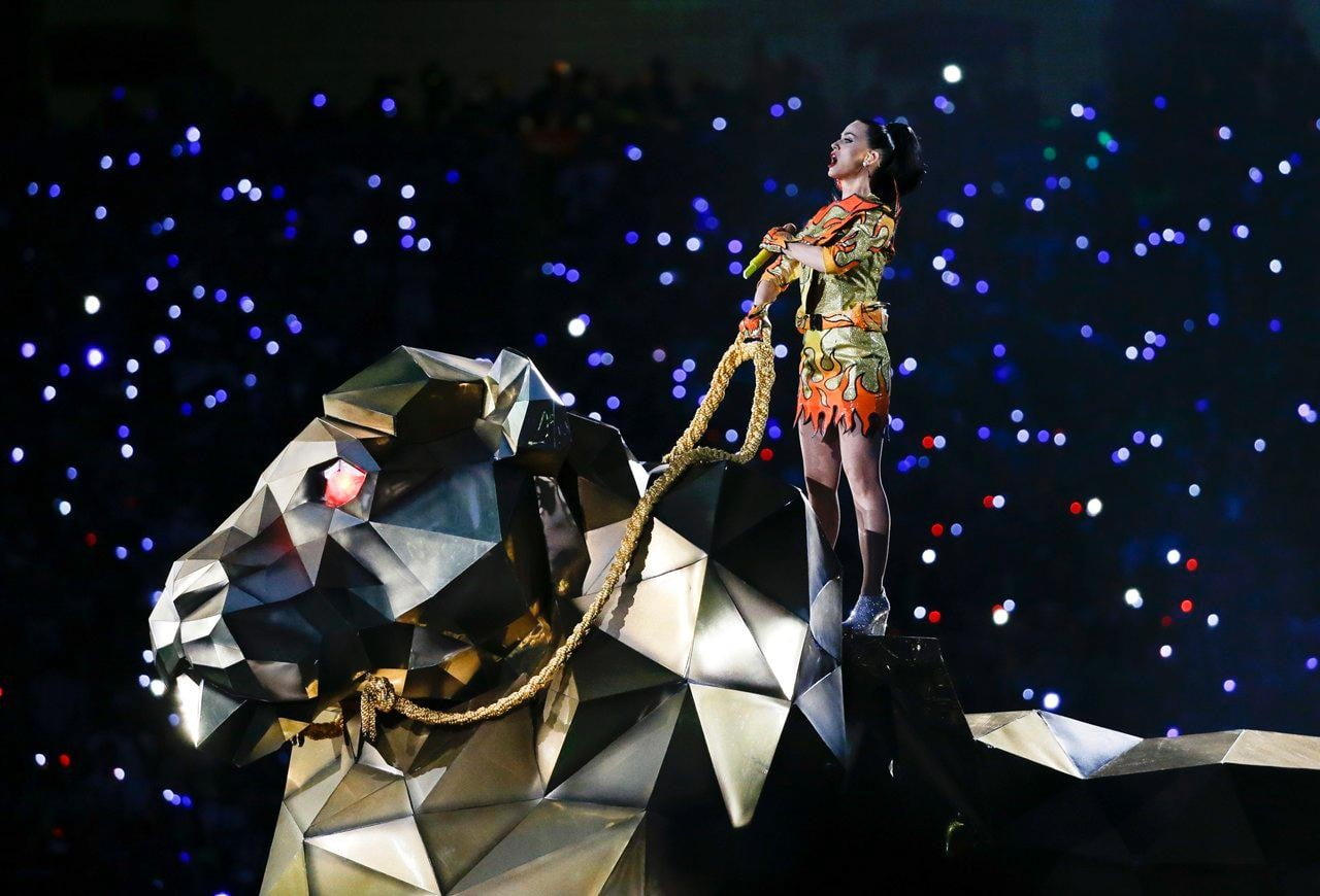 light, one person, black, Super Bowl, incidental people, women, illuminated, arts culture and entertainment, print, full length, lighting equipment, artist, HD Wallpaper