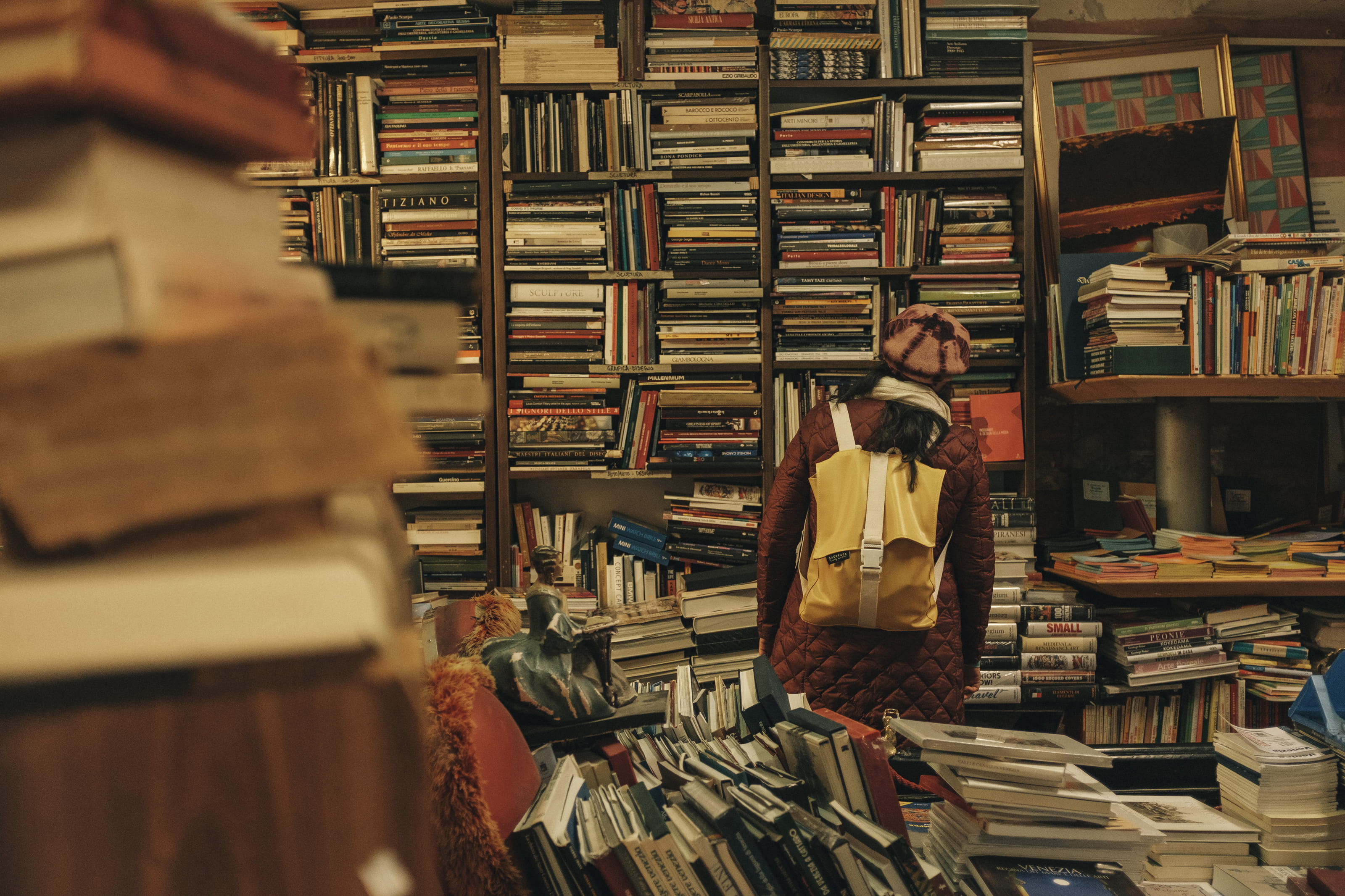 adult, hat, old, person, library, backpack, 2K, wearing, publication, crowded, woman, interior, inside, large group of objects, clutter, standing, room, HD Wallpaper
