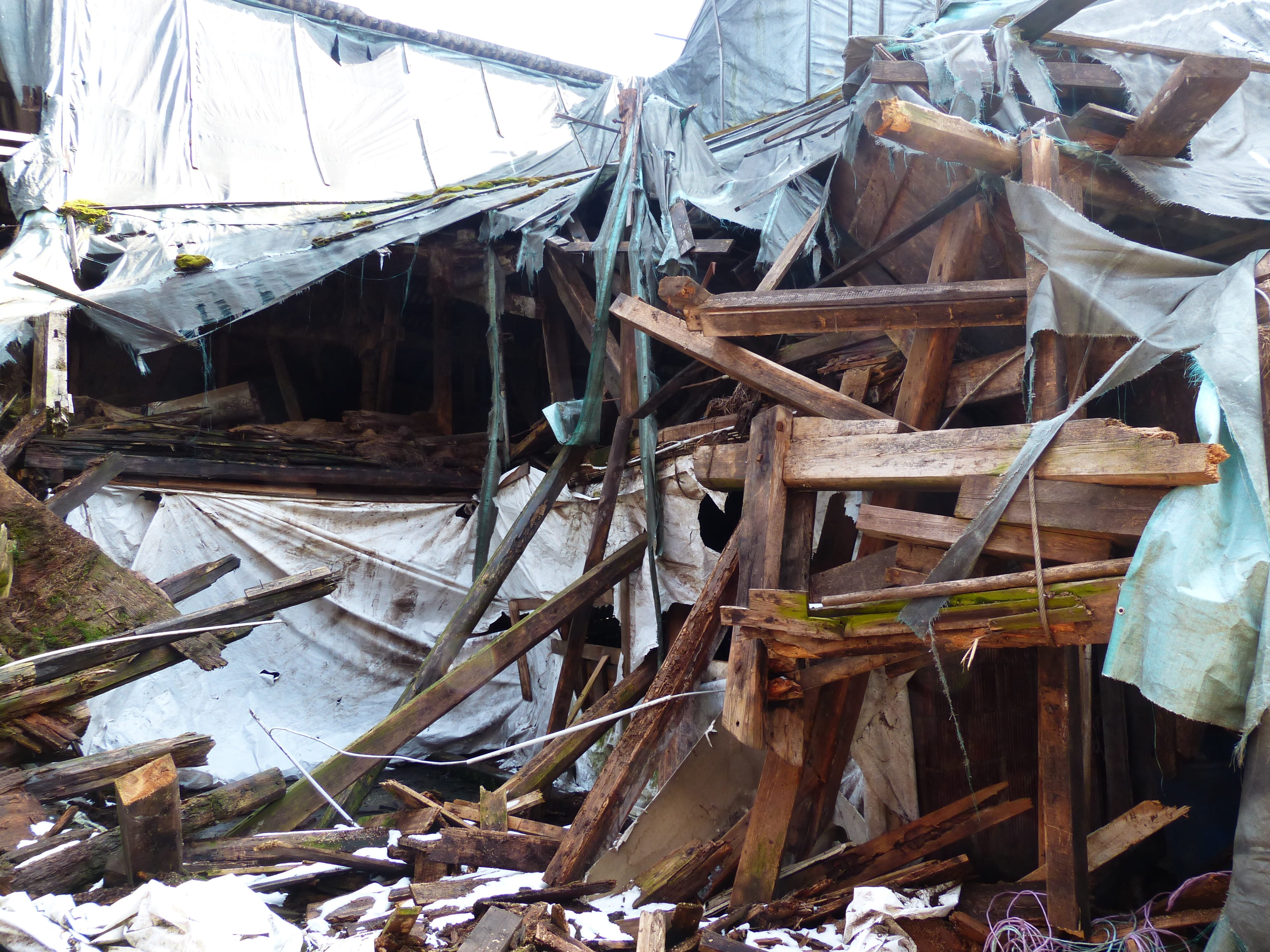 roof, bad condition, clutter, abandoned, no people, large group of objects, collapse, old, chaos, outdoors, 4K, demolished, wood - material, ruined, collapsing, HD Wallpaper