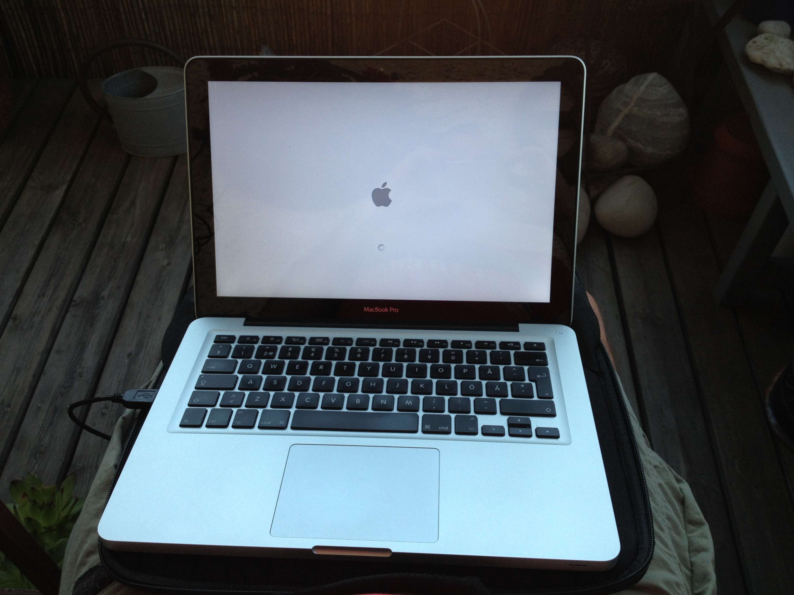 connection, 2K, computer equipment, computer, day, directly above, business, no people, computer keyboard, technology, keyboard, mac, table, macbook pro, HD Wallpaper