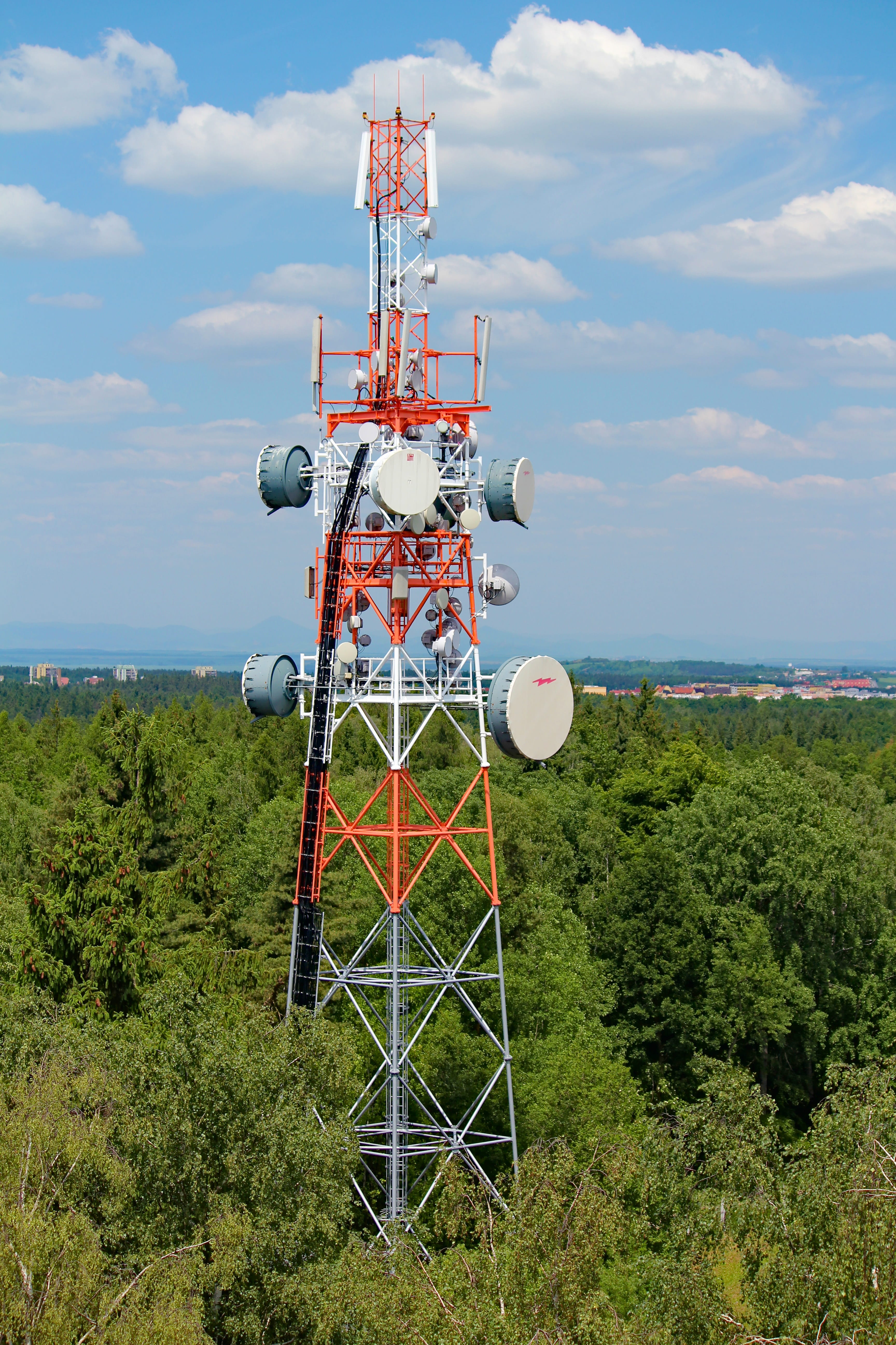 vykrývač, relay, telecommunication, green color, communication, satellite, architecture, transmitter, telecommunications equipment, tower, growth, cloud - sky, Phone HD Wallpaper