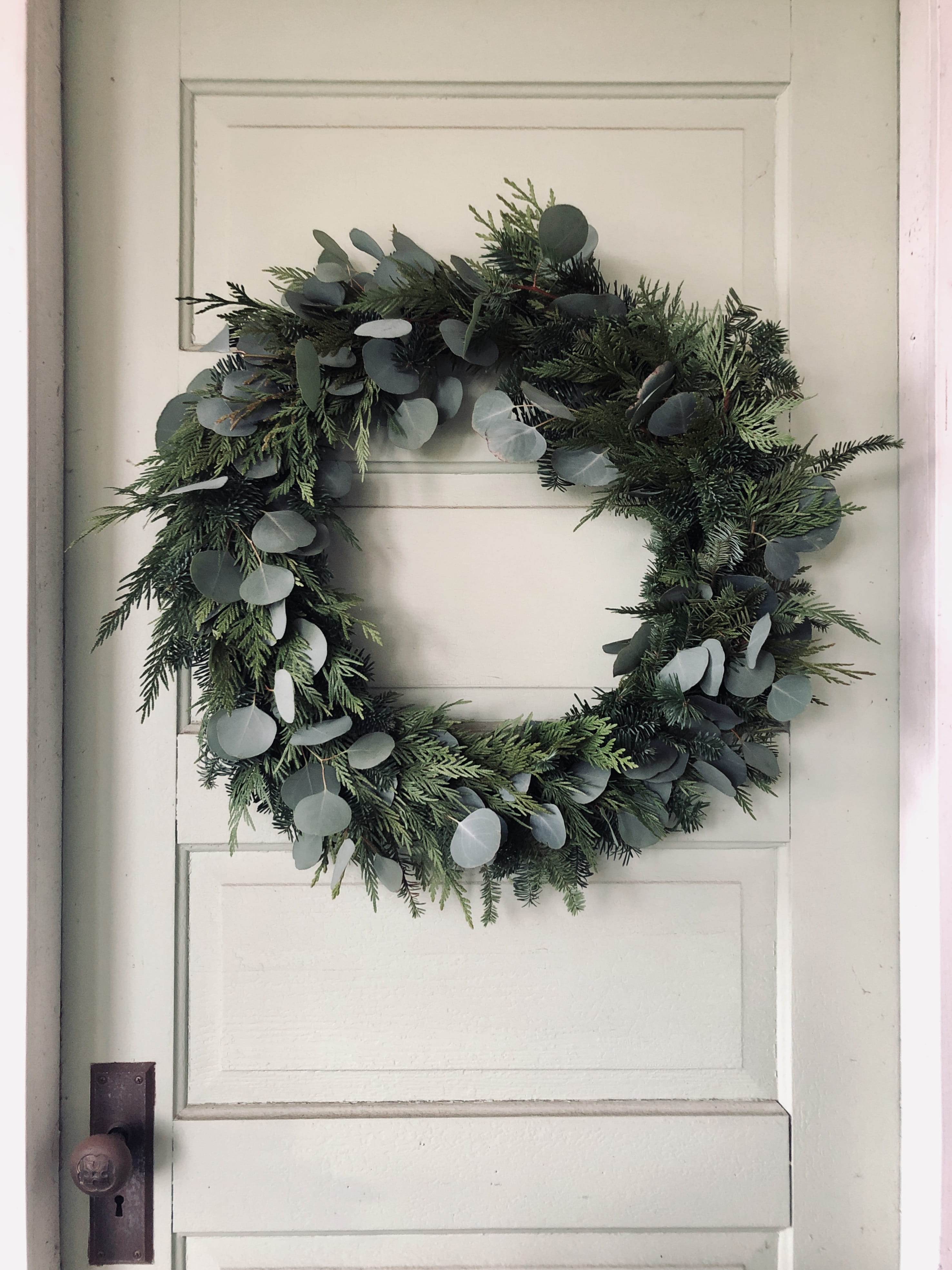 wreath, abbotsford, built structure, decoration, door, plaque, plaid, house, day, architecture, couch, curtain, cardboard, carton, plant, canada, tire, Phone HD Wallpaper