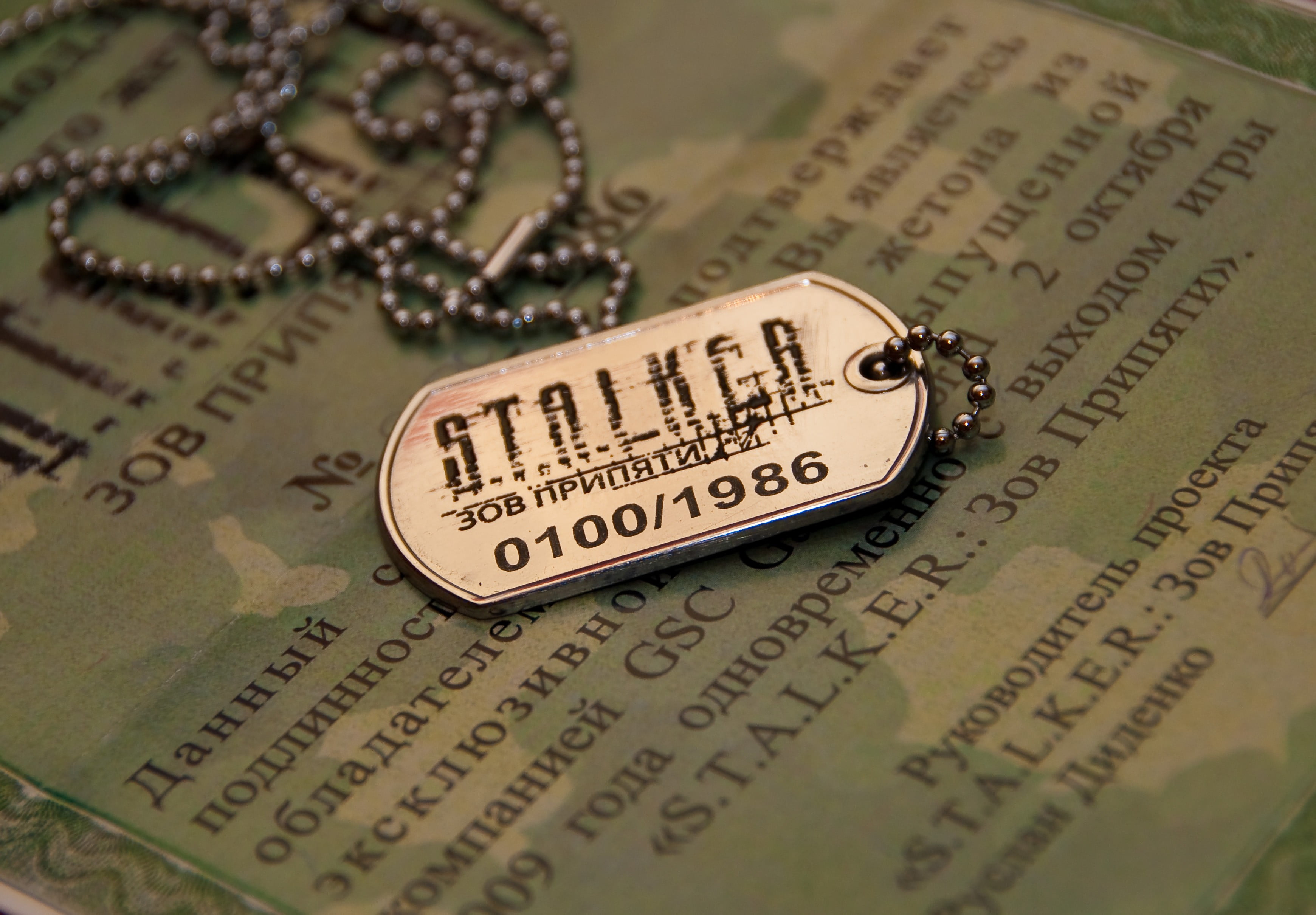 silver, badge, indoors, backgrounds, economy, concepts, green color, western script, business, colored, safety, macro, pendant, call of pripyat, finance, HD Wallpaper