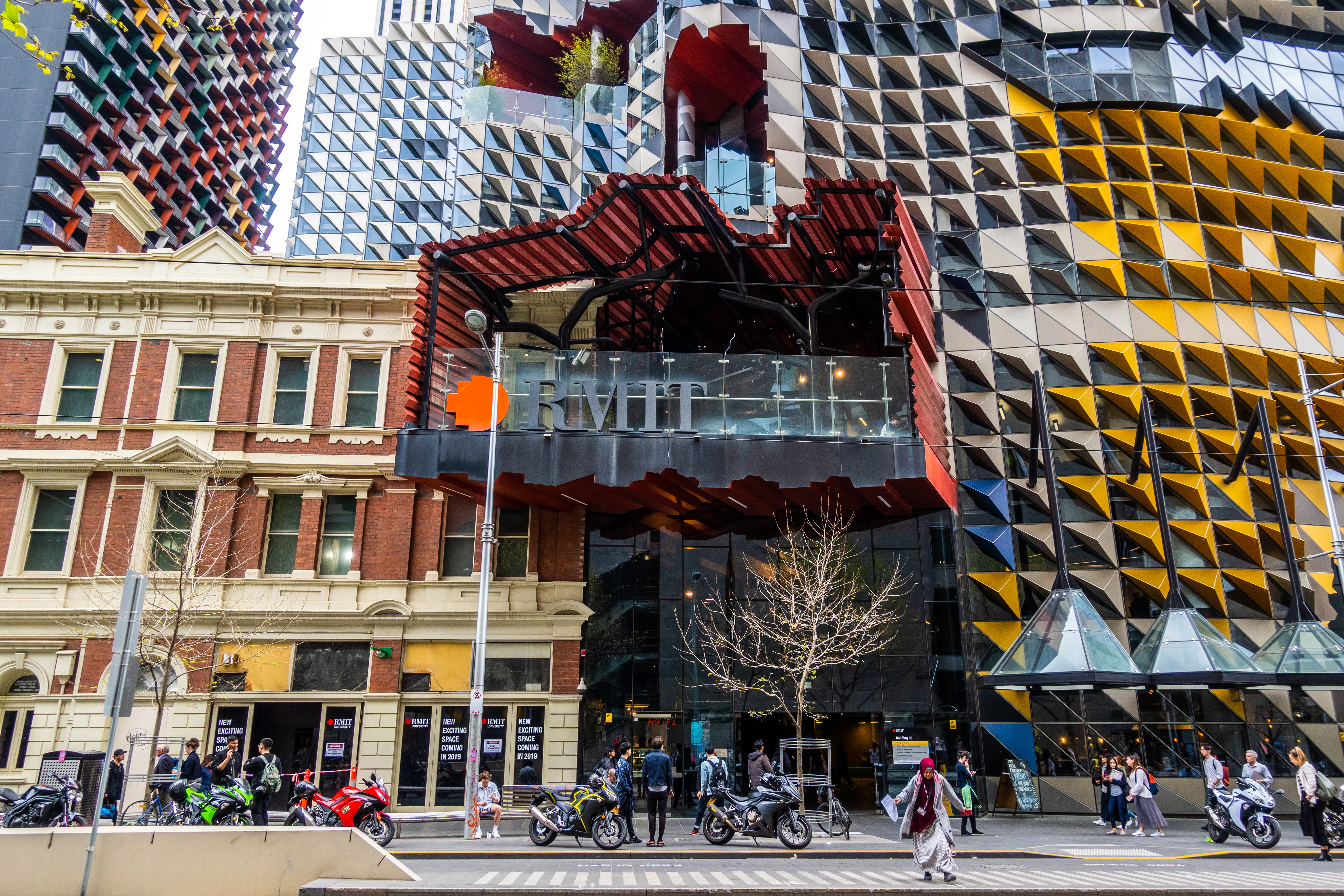 outdoors, transportation, adult, australia, architecture, built structure, men, women, day, crowd, melbourne, city life, city, real people, lifestyles, HD Wallpaper