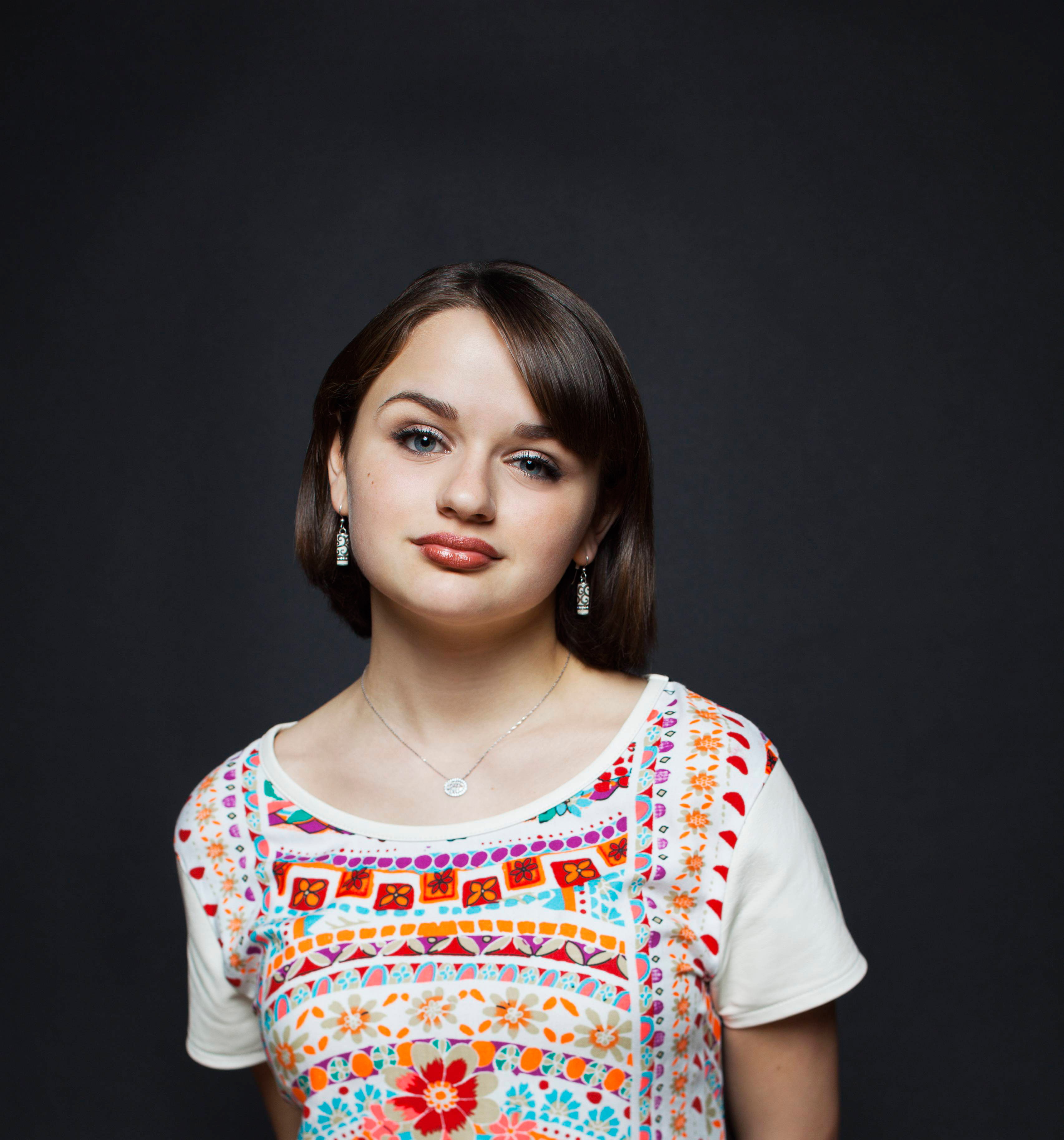 printed, scoop, purple, woman, shirt, 2K, HD, white, Joey King, orange, neck, wearing, Phone HD Wallpaper