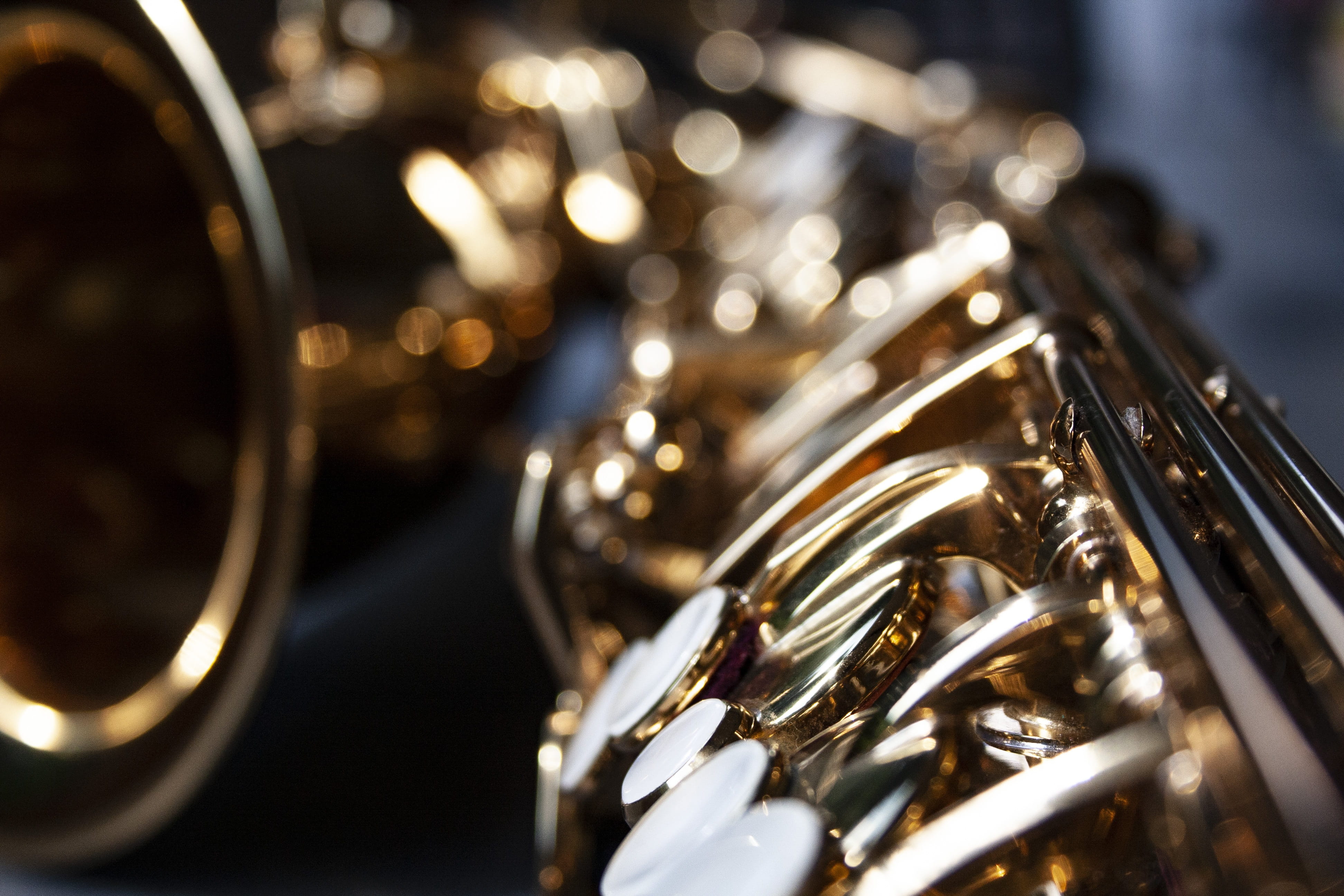 reflection, selective focus, no people, shiny, big band, arts culture and entertainment, indoors, blues, trumpet, close-up, music, focus on foreground, HD Wallpaper