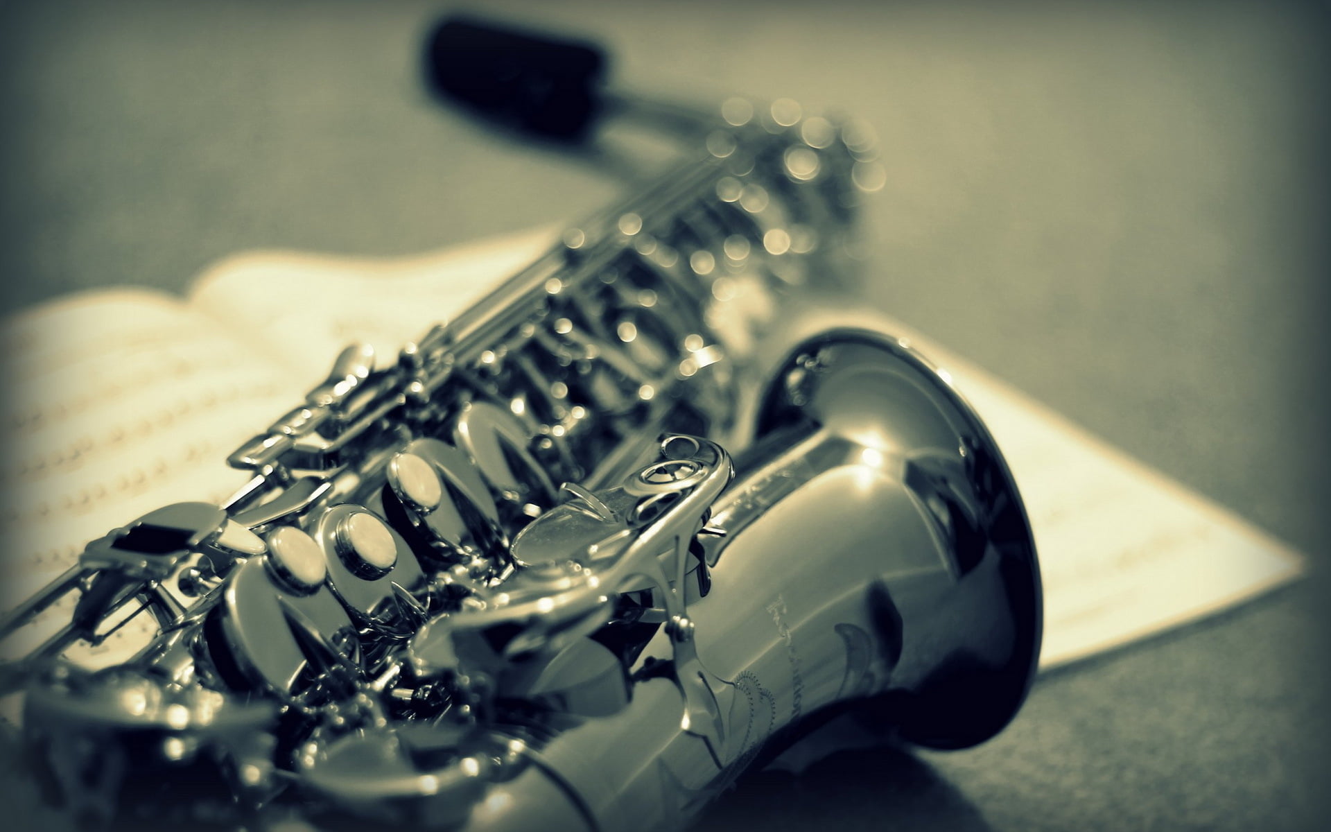 indoors, wind instrument, close-up, still life, saxophone, no people, music, table, arts culture and entertainment, musical instrument, studio shot, in a row, HD Wallpaper