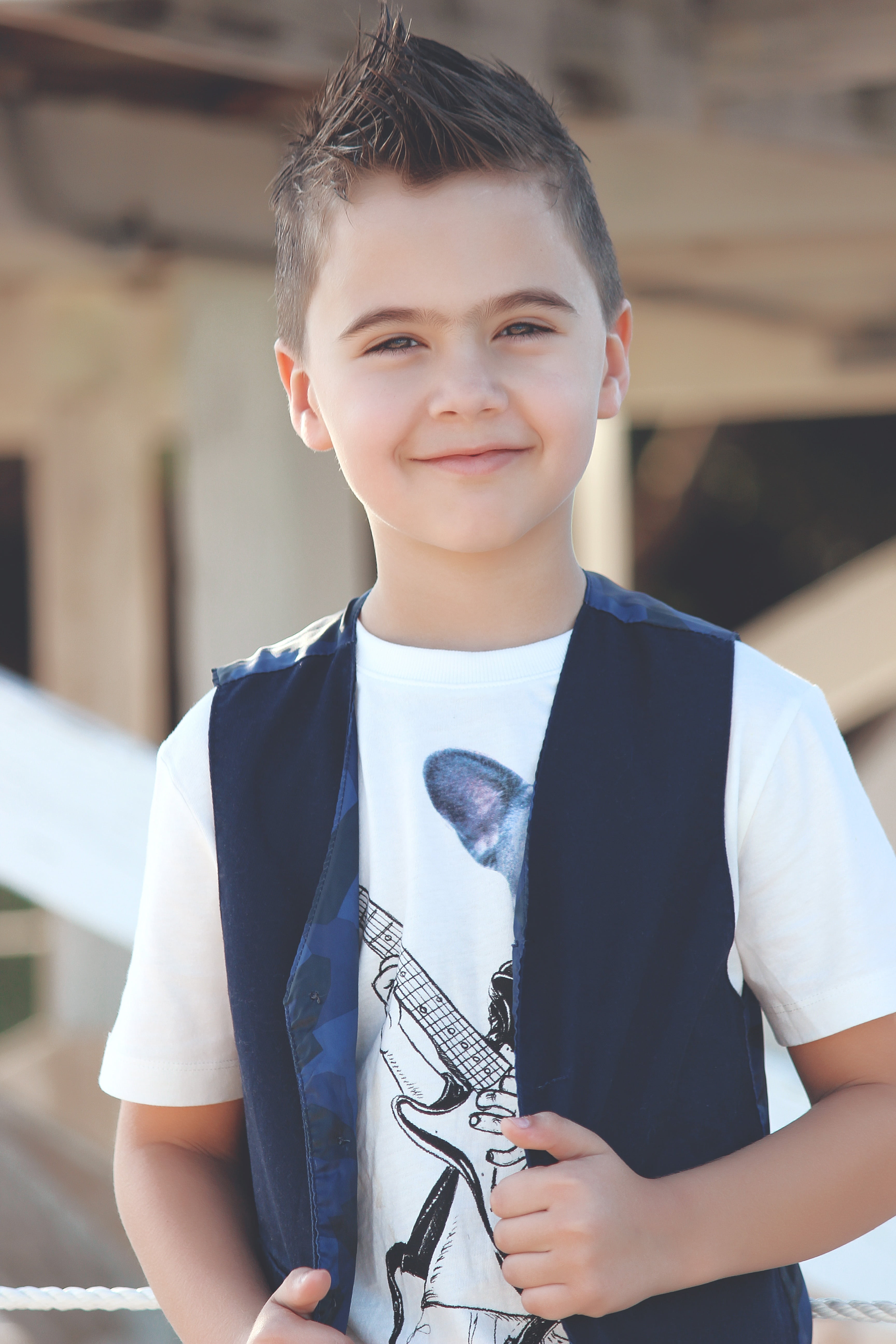 front view, outdoors, lifestyles, shirt, t, children, males, cute, child, lovely, smile, 5K, kid, black, happy, lifestyle, boys, face, people, hair, real people, Phone HD Wallpaper