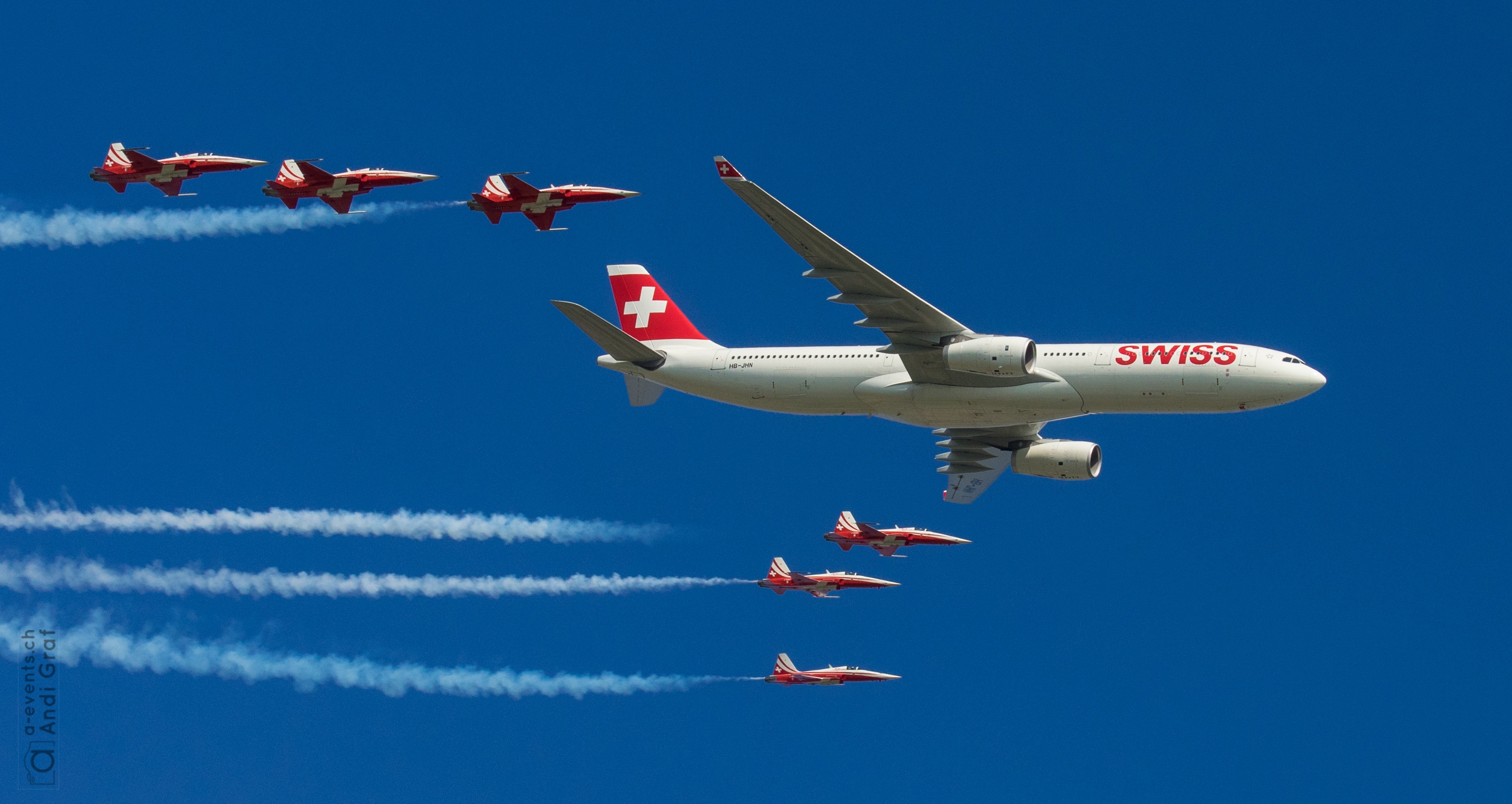 aerobatics, on the move, mode of transportation, motion, cooperation, 2K, performance, blue, passenger aircraft, outdoors, air vehicle, vapor trail, skill, HD Wallpaper