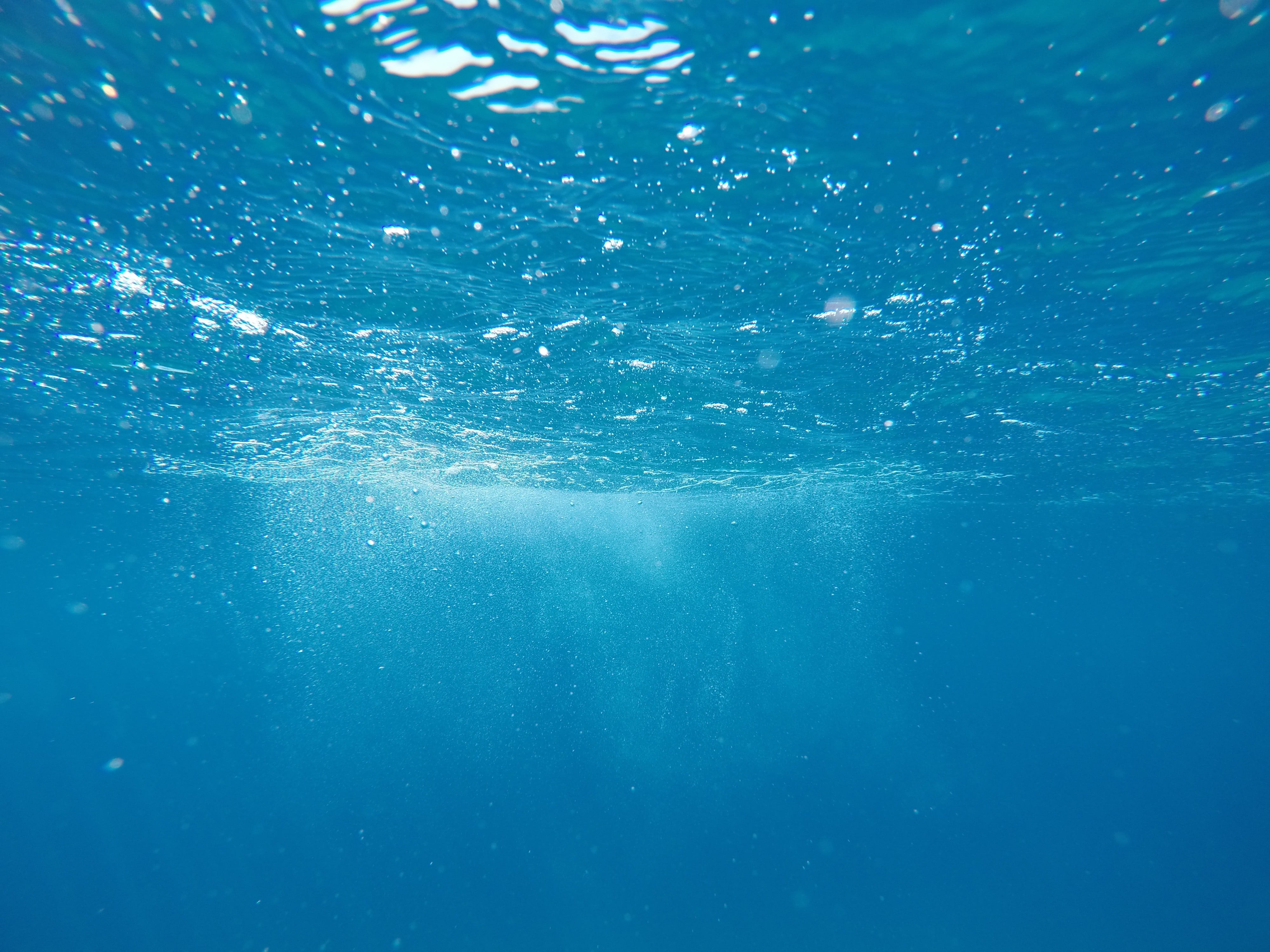 day, purity, scenics - nature, backgrounds, full frame, 4K, blue, nature, no people, underwater, undersea, water, motion, close-up, body, bubble, clean, HD Wallpaper