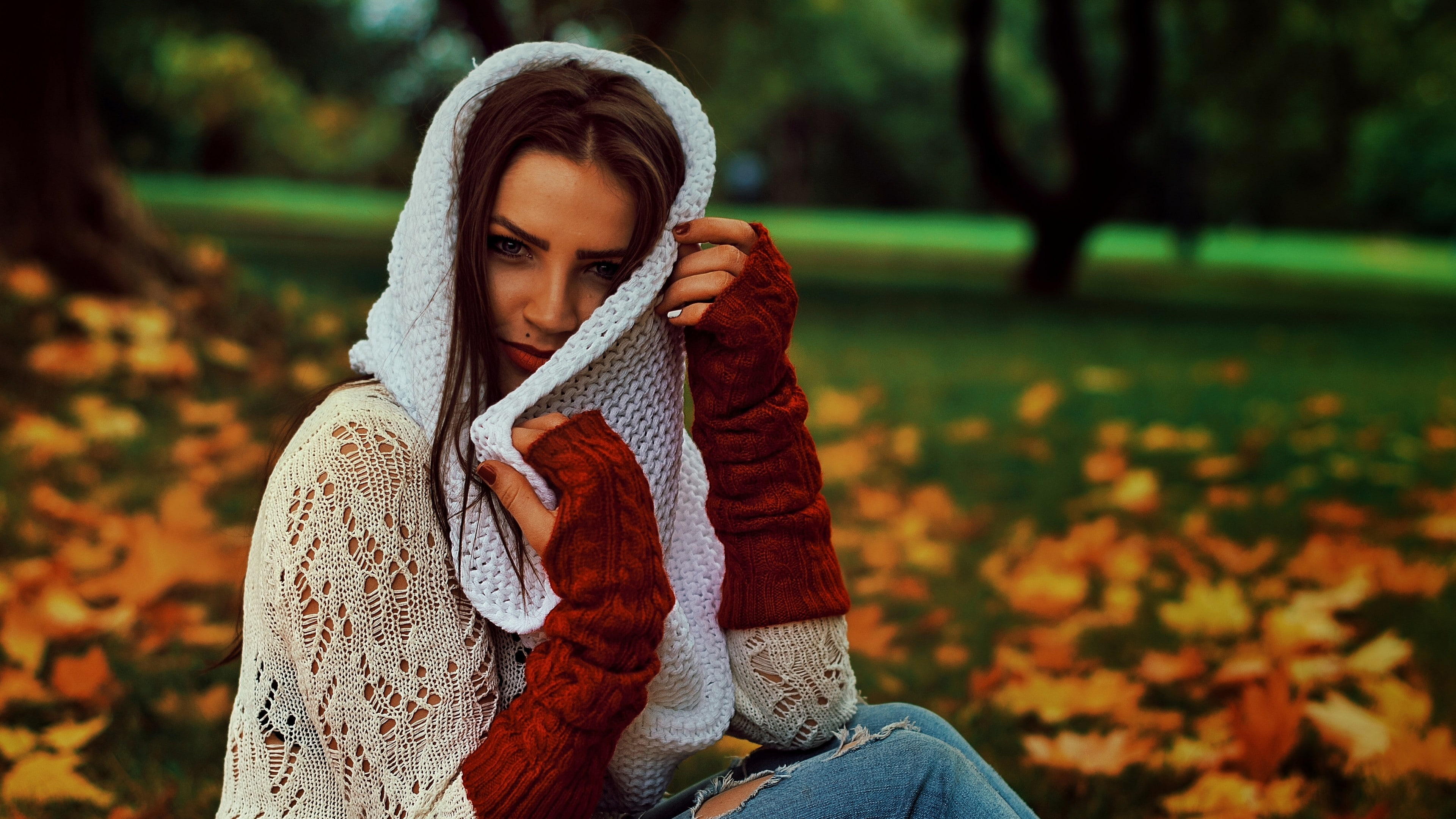 women outdoors, nature, model, grass, leaves, long hair, torn jeans, trees, depth of field, fall, 4K, brunette, women, field, park, looking at viewer, HD Wallpaper