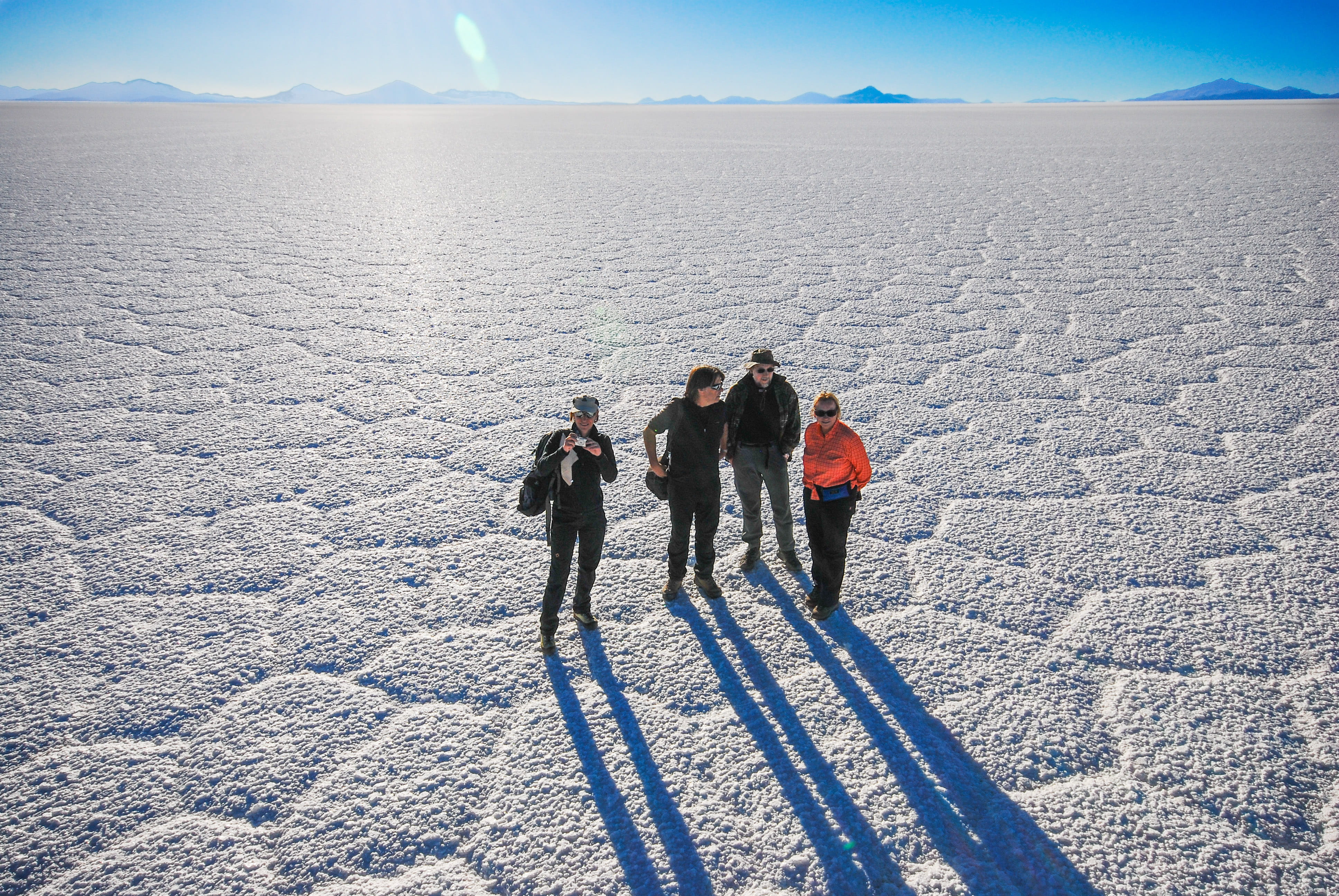leisure activities, lifestyles, scenics - nature, outdoors, sport, peak, real people, group of people, leisure activity, uyuni, warm clothing, person, salar de uyuni, HD Wallpaper