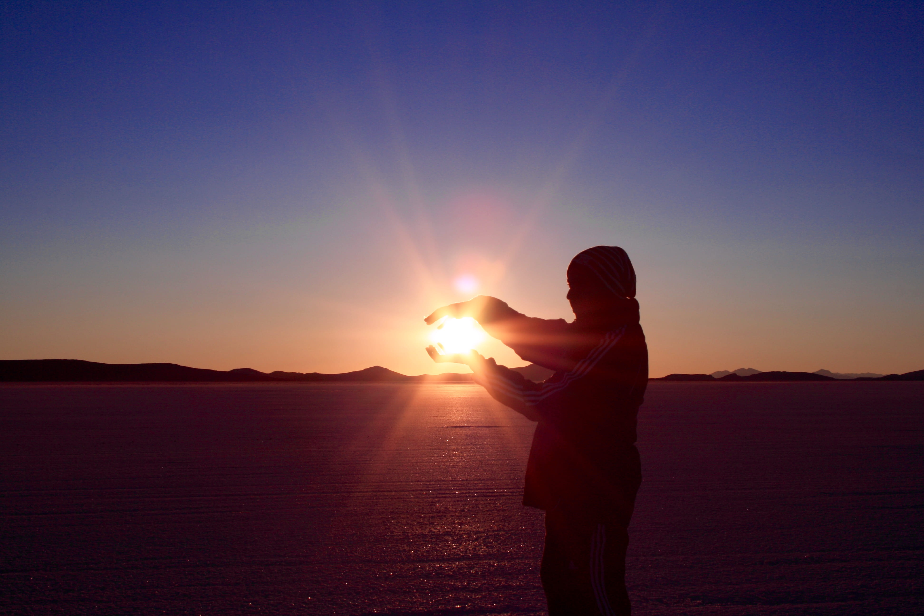 lens flare, sky, real people, bright, orange color, tranquil scene, silhouette, bolivia, sunbeam, leisure activity, lifestyles, salt flats, beauty in nature, HD Wallpaper
