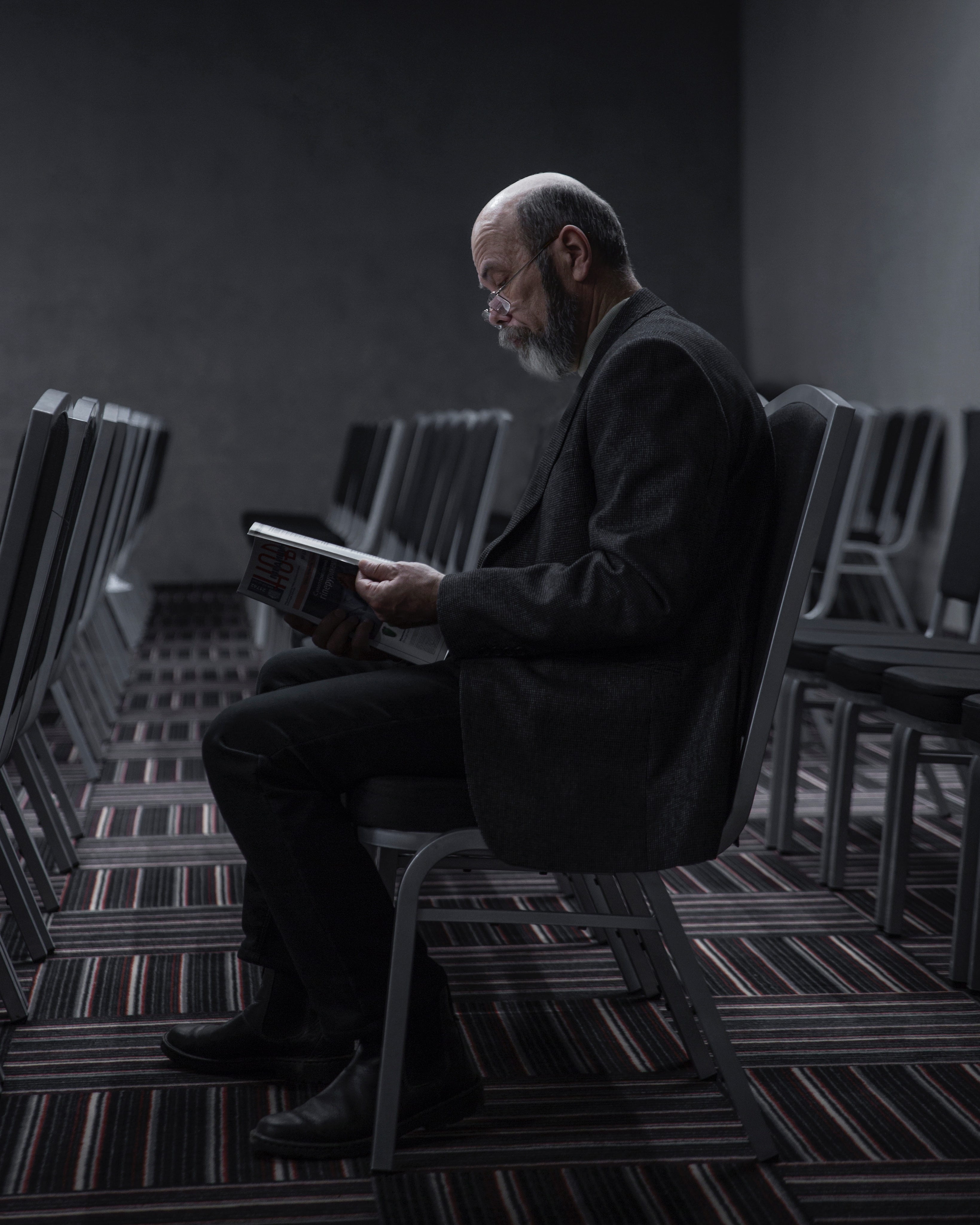 technology, males, wearing, male, connection, reading, men, 4K, magazine, sitting, man, chair, adult, jacket, real people, side view, black, seat, metal, Phone HD Wallpaper