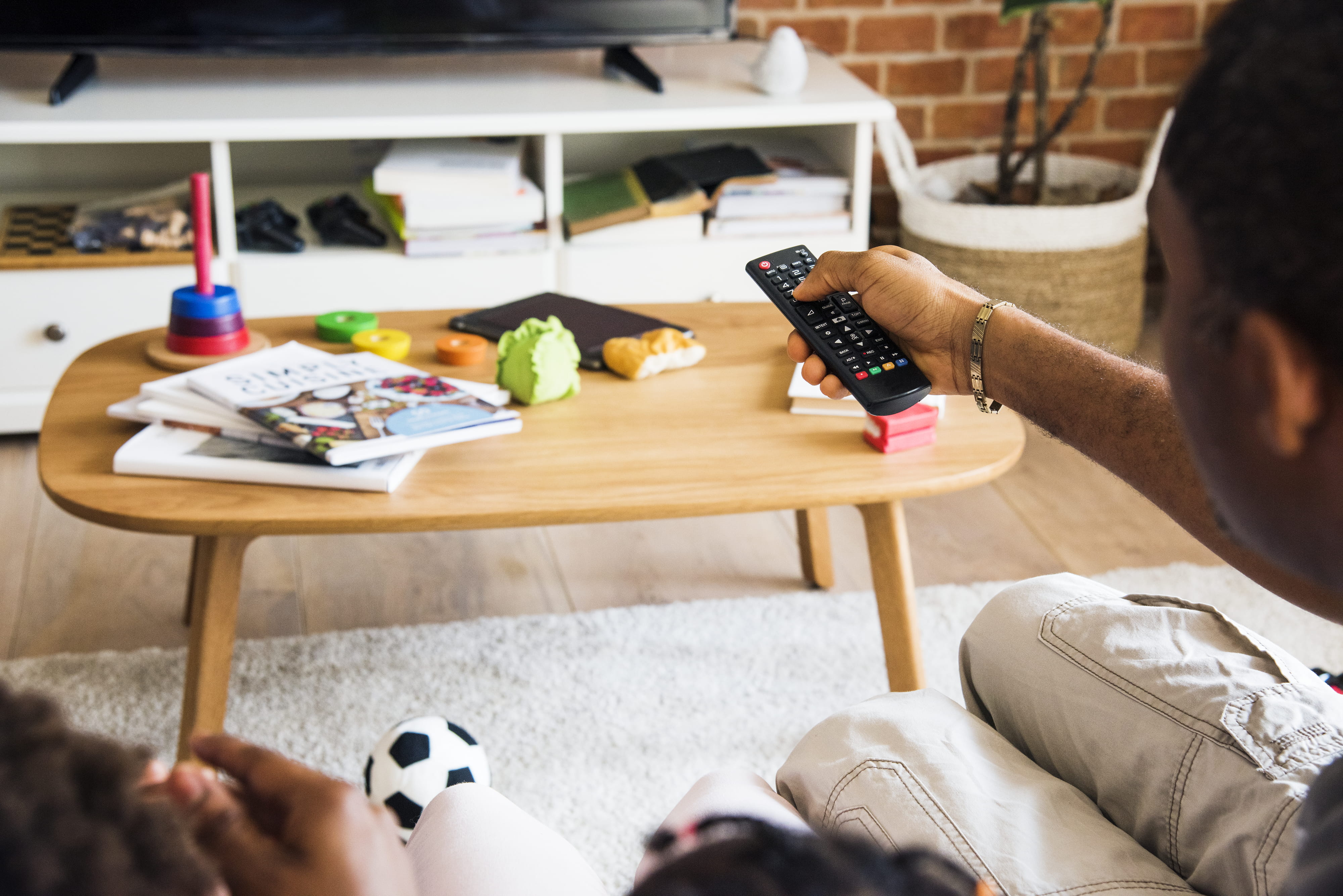 young Adult, caucasian Ethnicity, leisure Games, domestic Room, football, recreational Pursuit, 4K, sitting room, technology, magazines, females, leisure Activity, HD Wallpaper