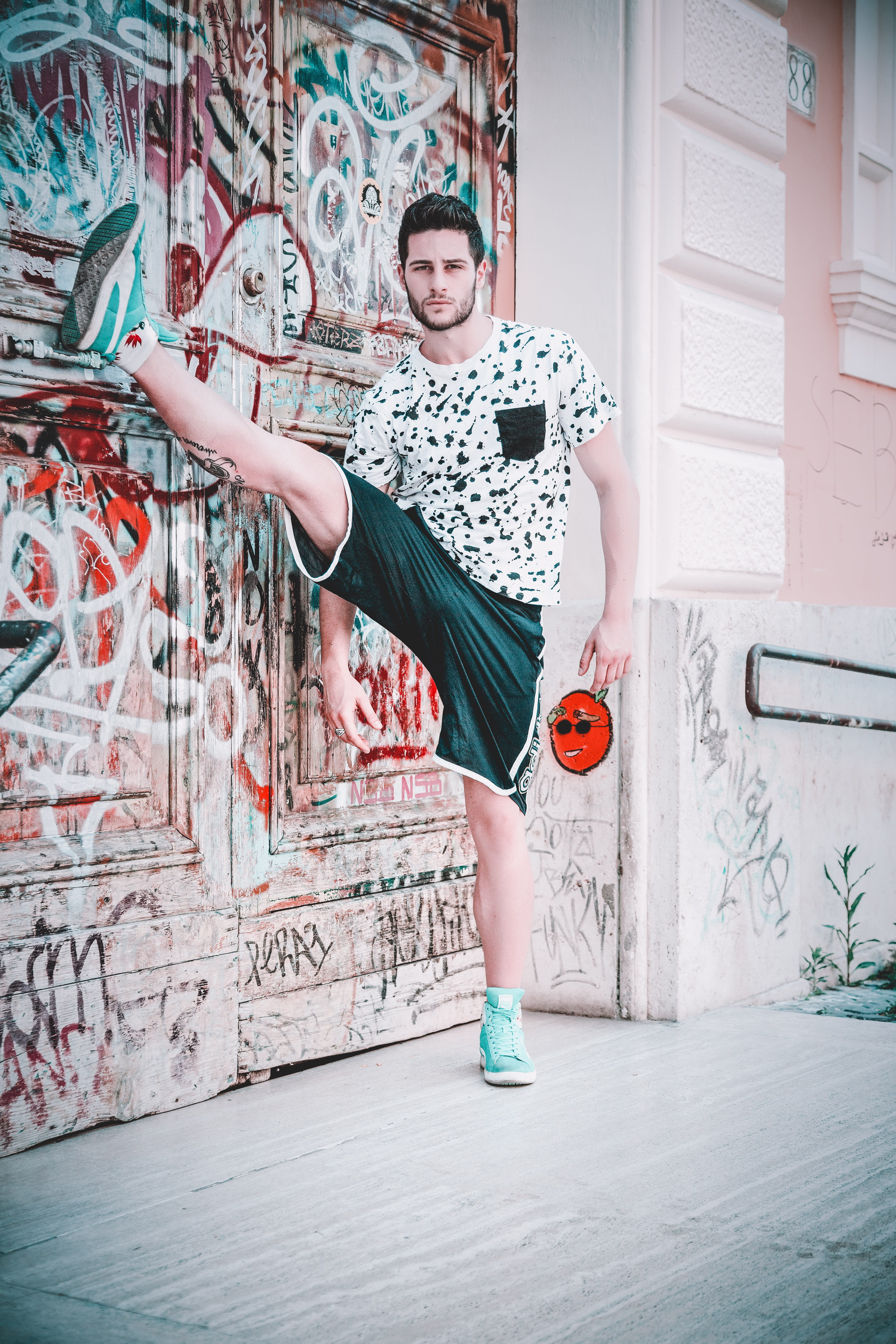 jogger, mural, youth, crew, wear, style, built structure, street, t, young, shirt, young adult, modern, one person, architecture, neck, casual clothing, Phone HD Wallpaper