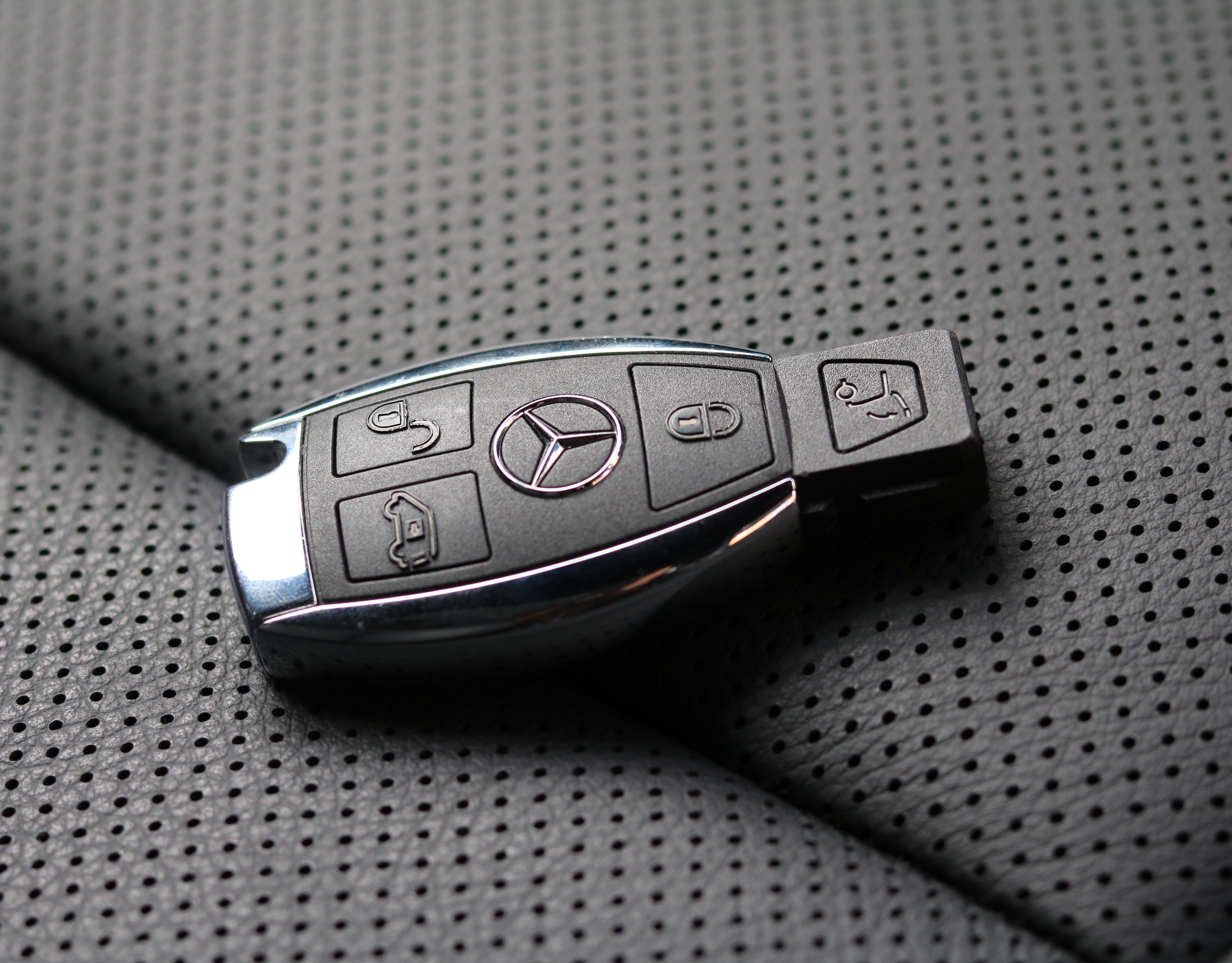 luxury car, business, daimler, rest, textile, nobel body, number, fob, silver colored, sporty, key, push button, text, metal, vehicle, car keys, expensive, HD Wallpaper
