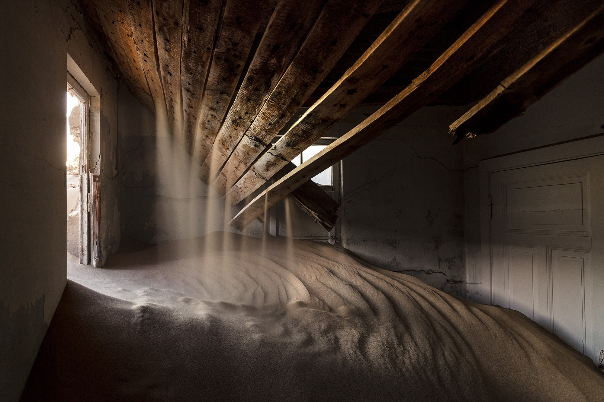 desert, long exposure, indoors, built structure, old, door, corridor, Cristiano Xavier, architectural column, abandoned, arcade, Namibia, sand, absence, HD Wallpaper
