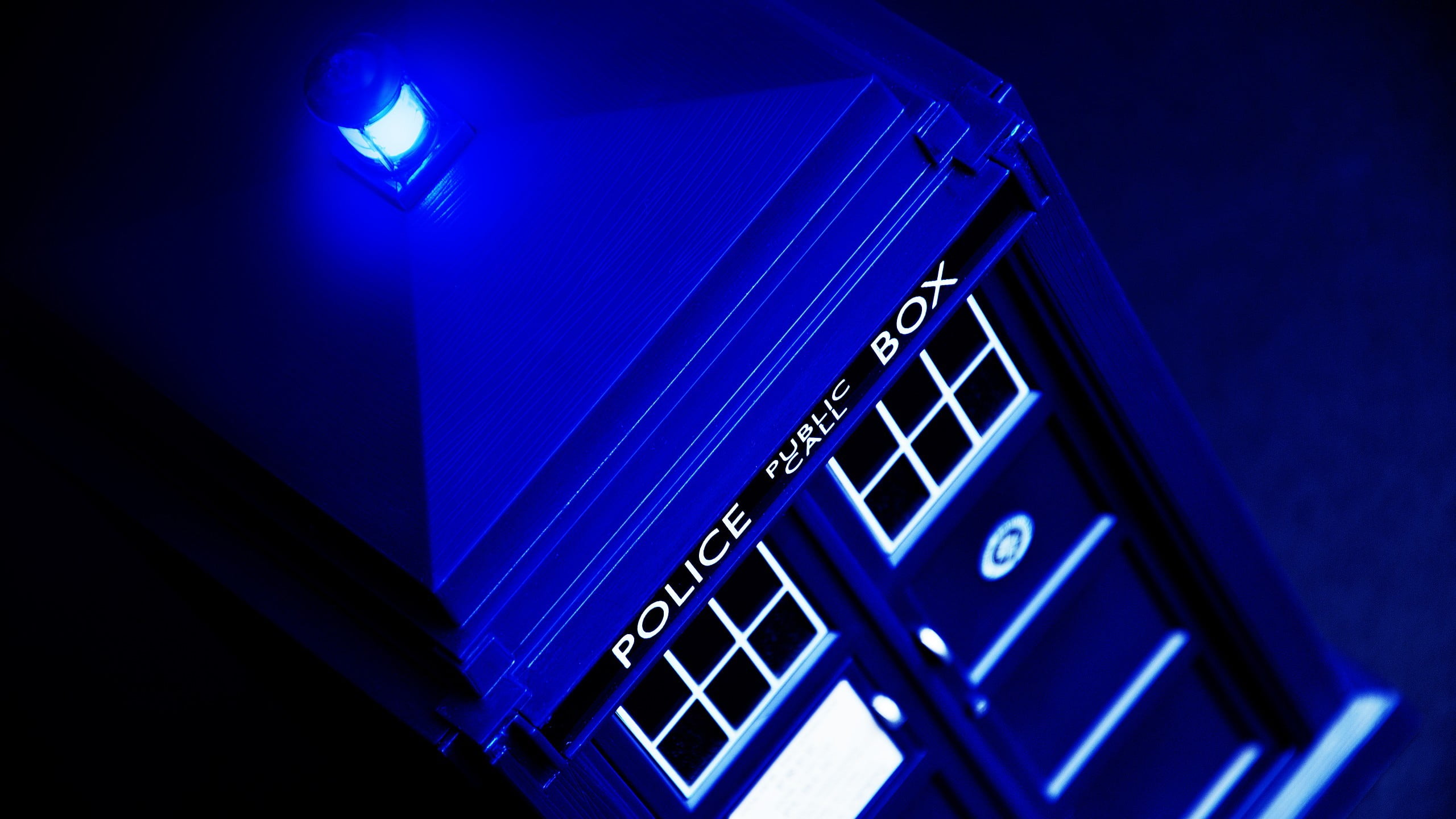 arrow symbol, indoors, TV, The Doctor, 2K, global communications, wireless technology, connection, data, no people, Doctor Who, computer, illuminated, HD Wallpaper
