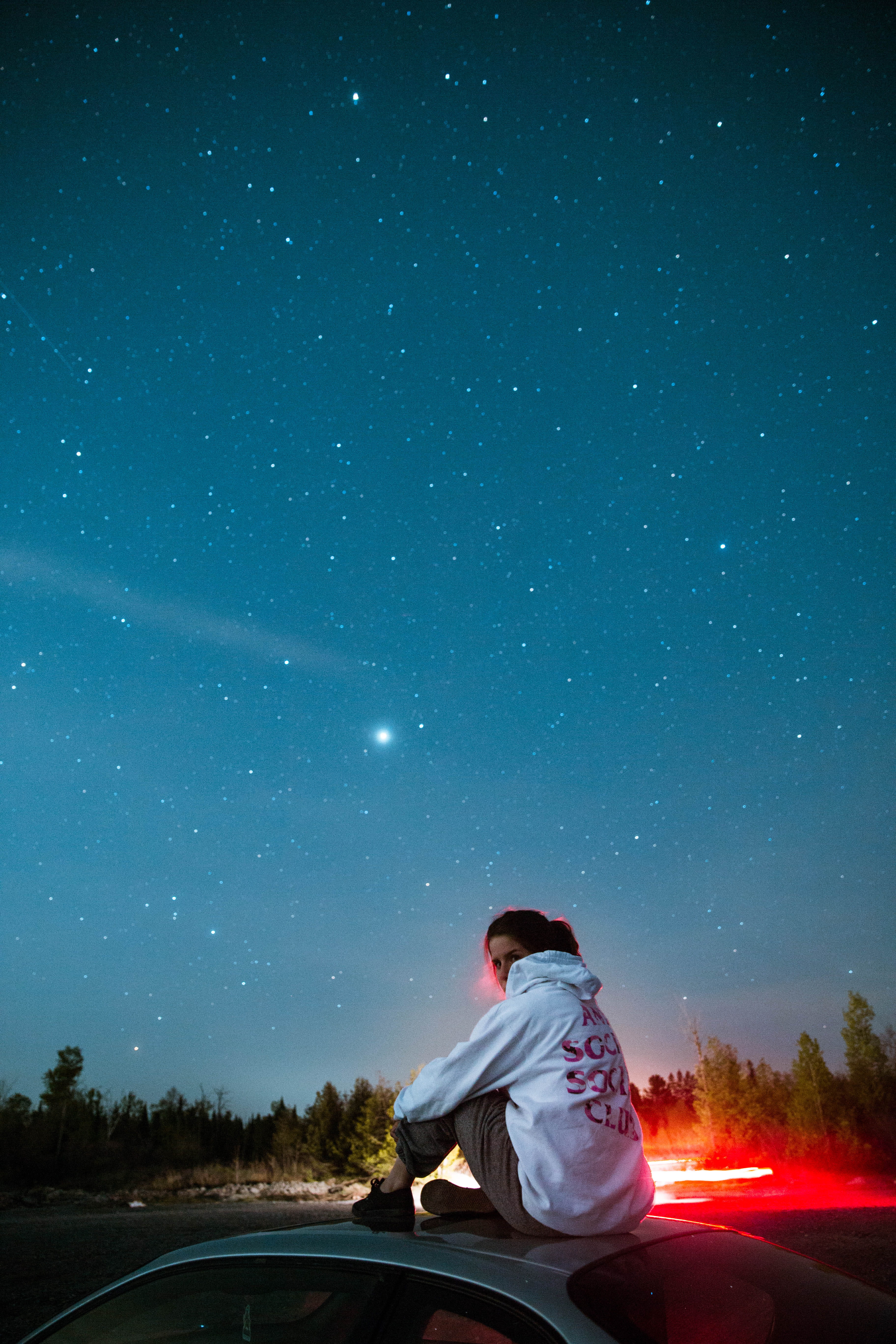night, roof, travel, person, outdoors, star - Space, 5K, nature, forest, sky, car, tree, milky Way, stargazing, star, hoodie, woman, girl, landscape, space, Phone HD Wallpaper
