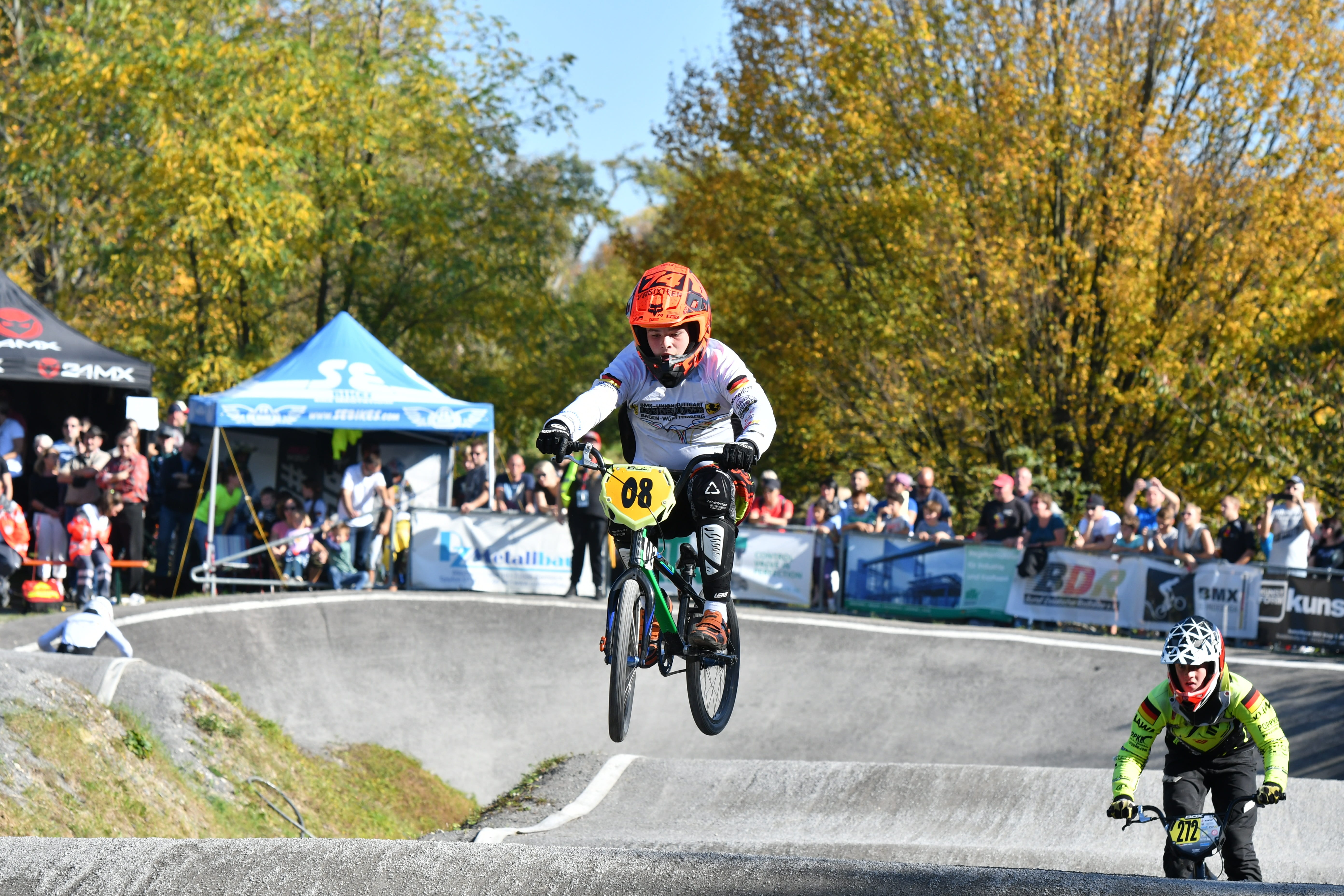 front view, race, mature men, rasport, real people, leisure activity, spectacular, people, males, cyclists, 5K, plant, women, crowd, bike, day, rad-bundesliga, HD Wallpaper