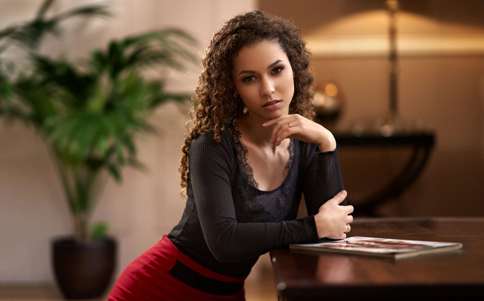 brown hair, Maarten Quaadvliet, 1080P, journal, Palma, girl, table, room, curls, look, HD Wallpaper