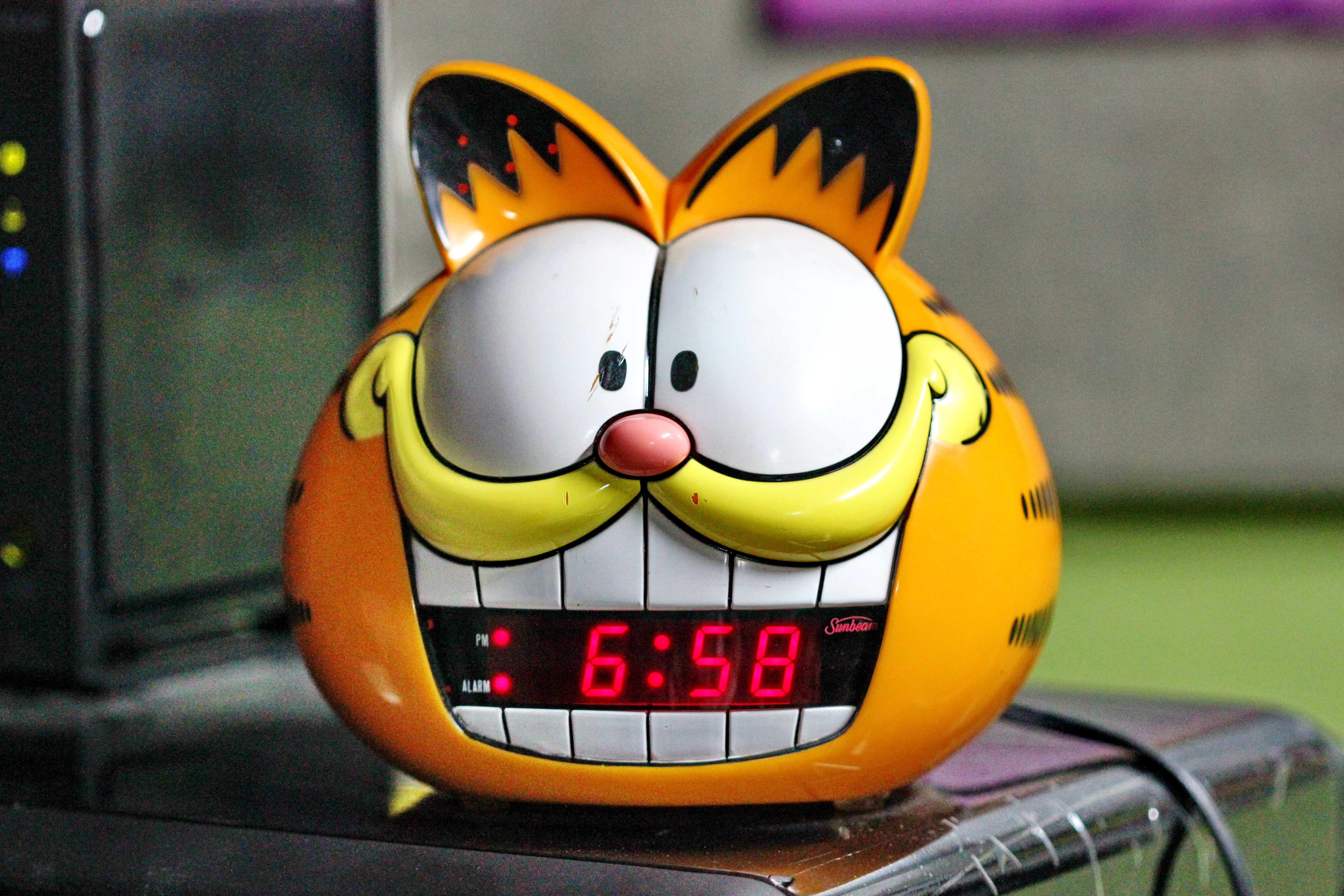 technology, 5K, day, cute, yellow, reading, monday, humor, time, morning, focus on foreground, indoors, communication, themed, annoying, toy, alarm clock, HD Wallpaper