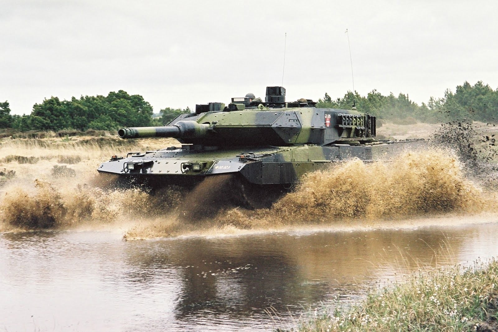 water, armored tank, Leopard 2, army, transportation, nature, 720P, war, conflict, vehicle, government, day, weapon, mode of transportation, battle, black, HD Wallpaper