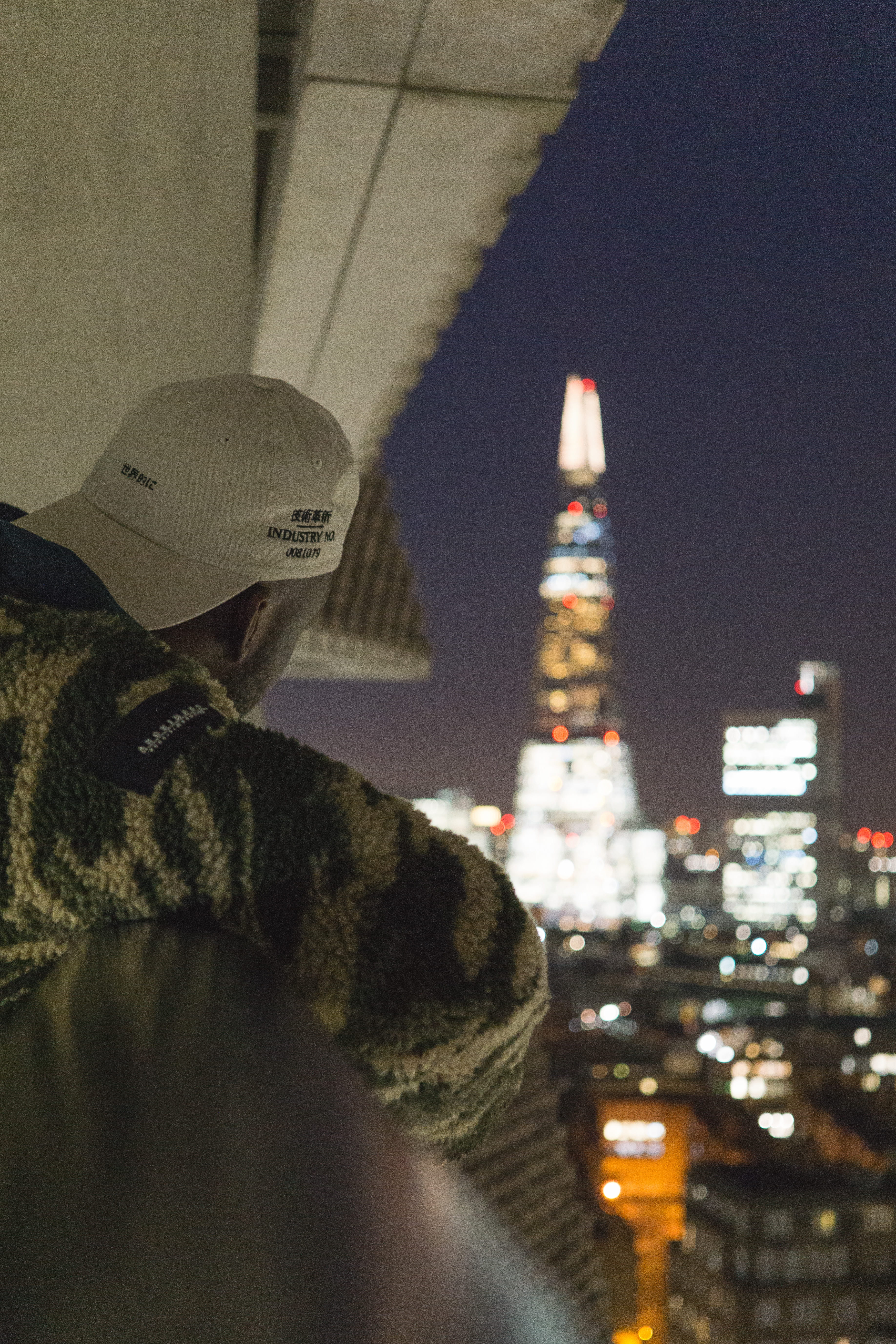 architecture, bokeh, staring, light, lifestyles, skyscraper, men, portrait, one person, real people, male, building, unrecognizable person, sky, headshot, Phone HD Wallpaper