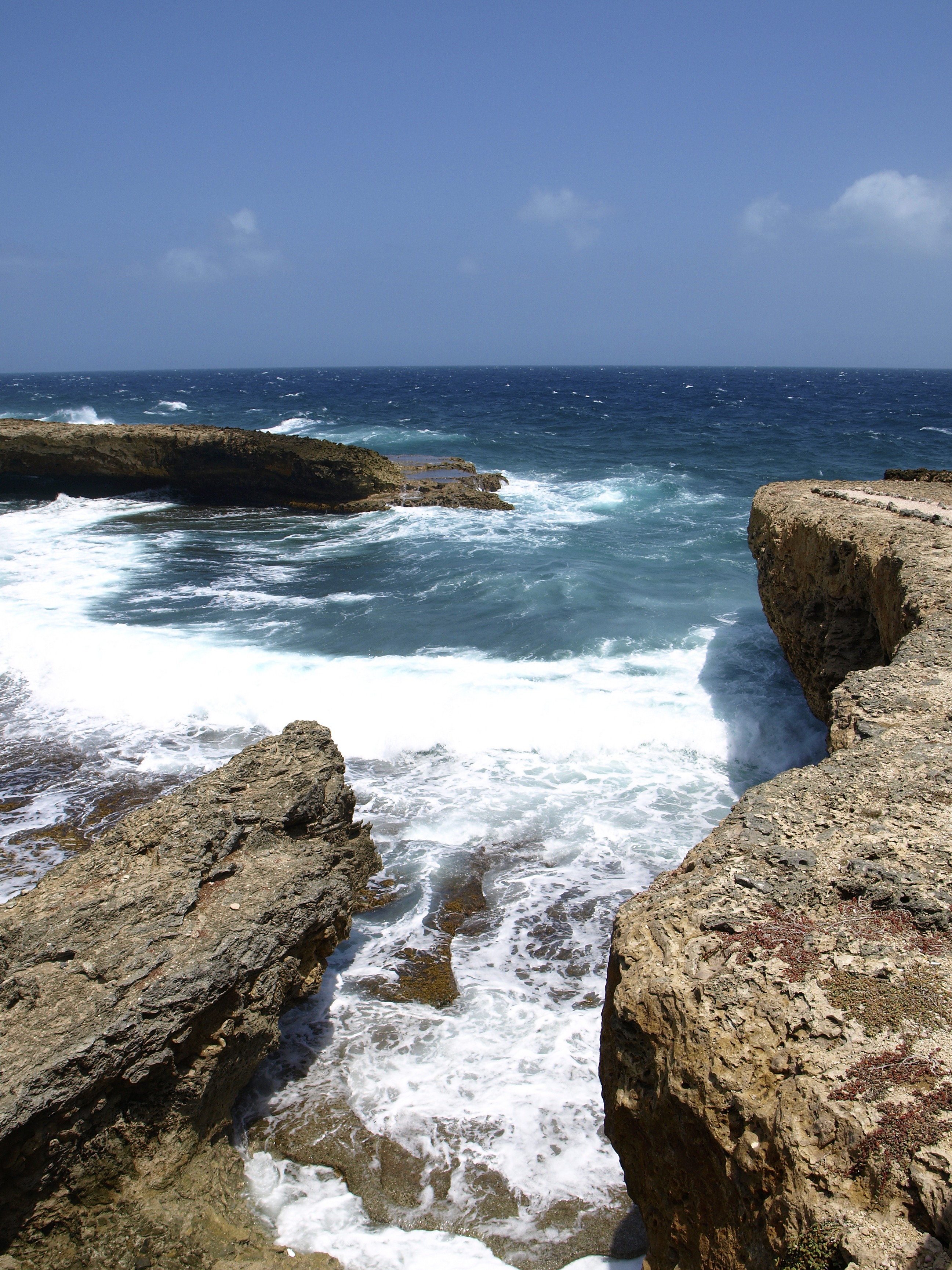 lake, rocky coastline, sky, antilles, solid, rock - object, land, sport, outlook, ocean, rock, rock formation, view, white, water, cliffs, coast, shete boka national park, Phone HD Wallpaper