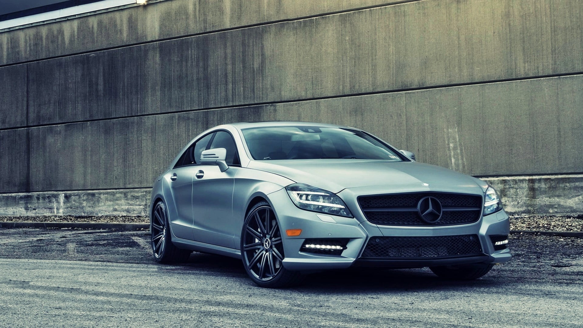 road, sports car, day, motion, street, wall - building feature, modern, mercedes, motor vehicle, land vehicle, silver, building exterior, sedan, Mercedes-Benz, HD Wallpaper