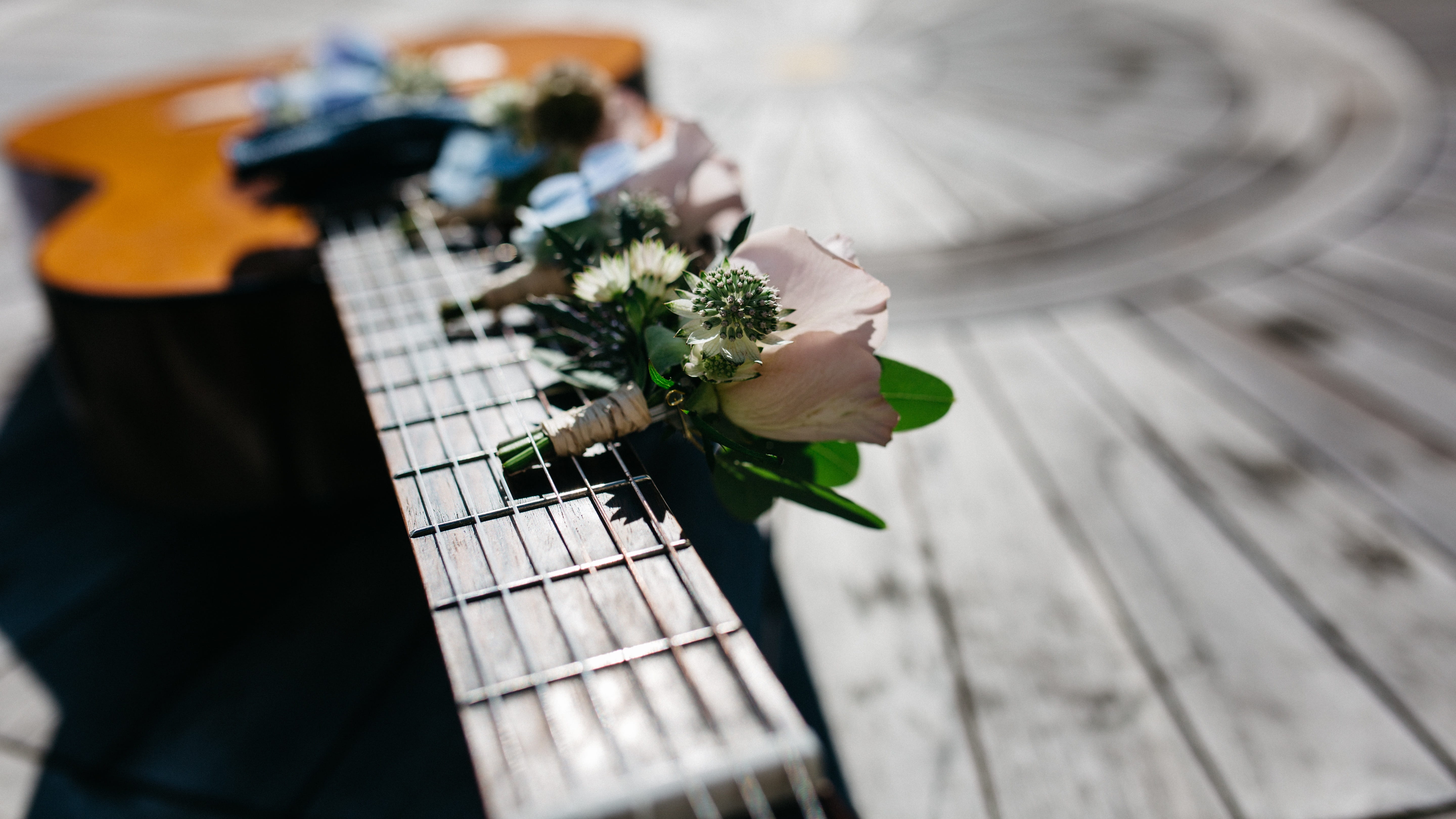 wood, flowering plant, bouquet, rose, beauty in nature, wood - material, flower arrangement, bloom, plant, guitar, flower head, celebration, wedding, nature, HD Wallpaper