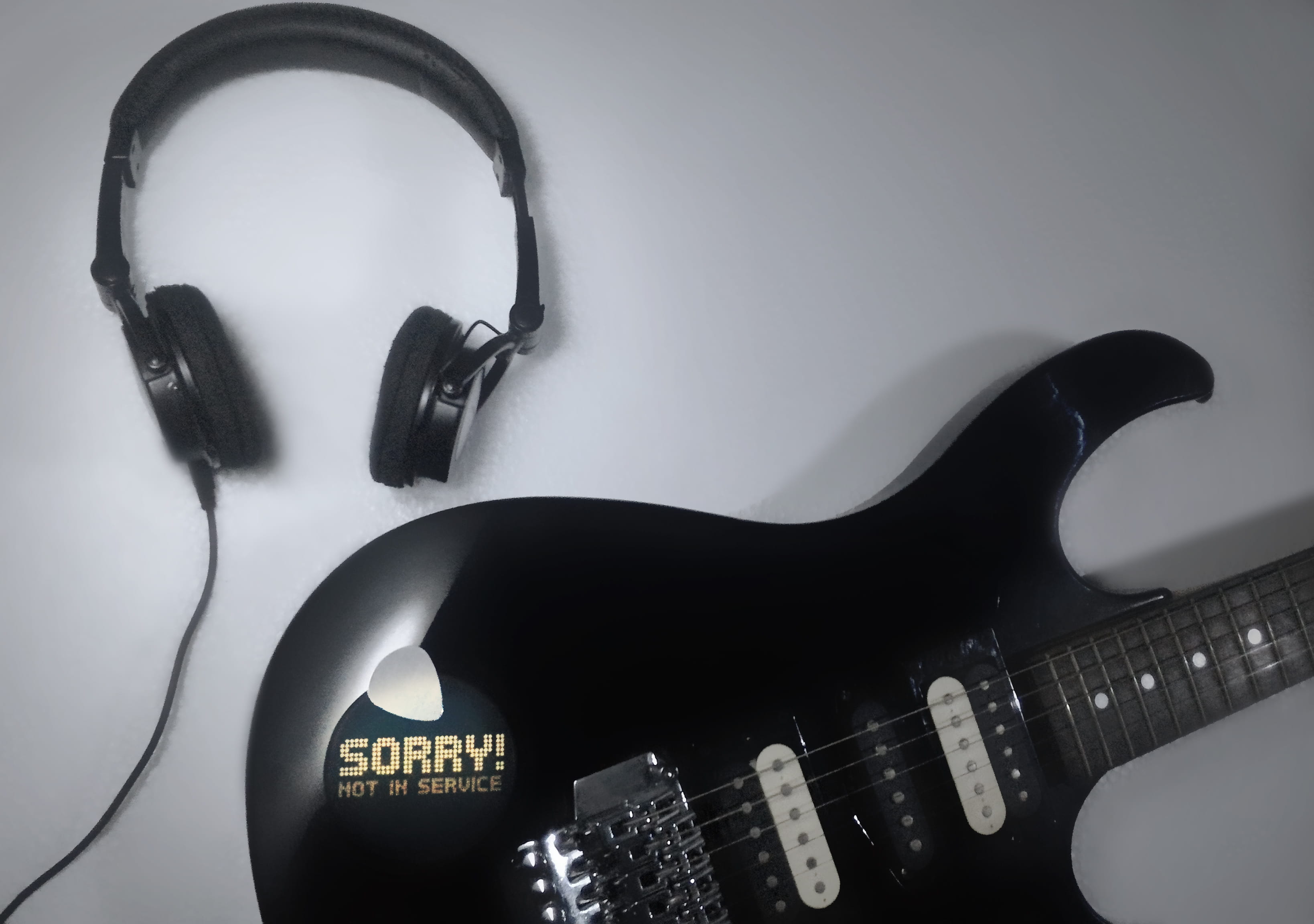 arts culture and entertainment, bw, electric guitar, no people, close-up, rock music, six strings, listening, modern rock, single object, headphone, still life, HD Wallpaper