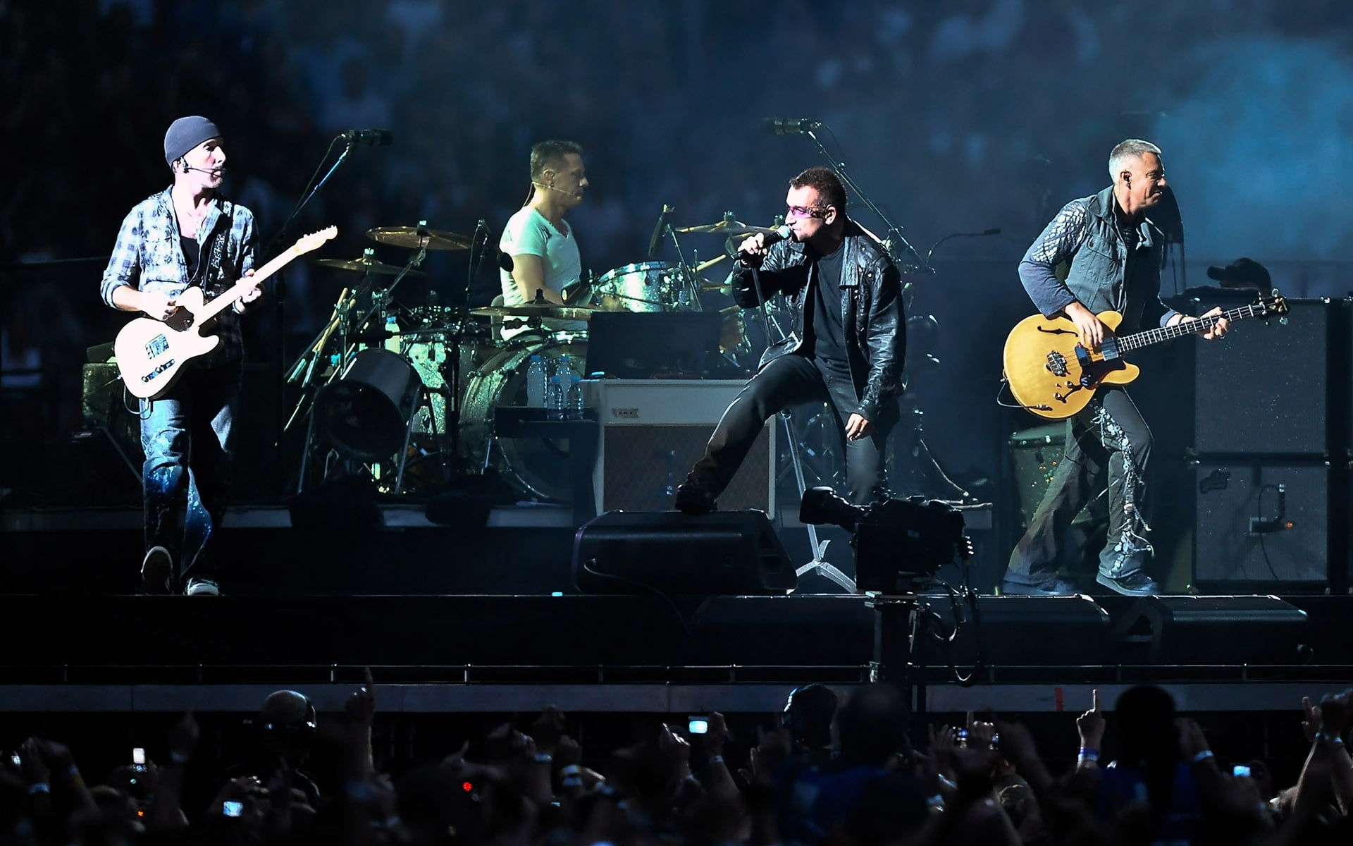 microphone, popular Music Concert, performing Arts Event, entertainment occupation, show, group of people, entertainment, s, modern Rock, leather, fan, HD Wallpaper